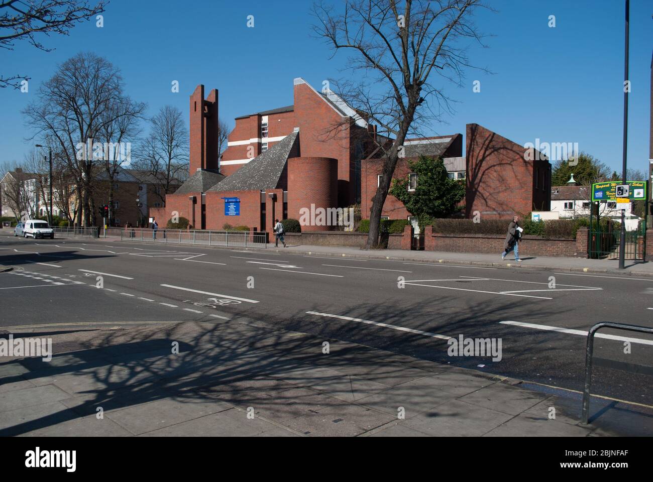 Années 1970 Église Architecture culte catholique romaine moderne brique rouge petite église St. Lukes 450 Uxbridge Rd, White City, Londres W12 A. J. Monk Hutchison Banque D'Images