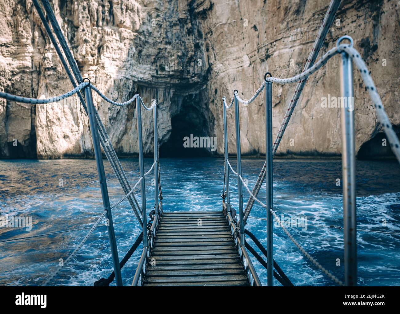 Vue sur les grottes bleues de Paxos et les falaises blanches sur la mer  Ionienne près de Corfou - Grèce Photo Stock - Alamy