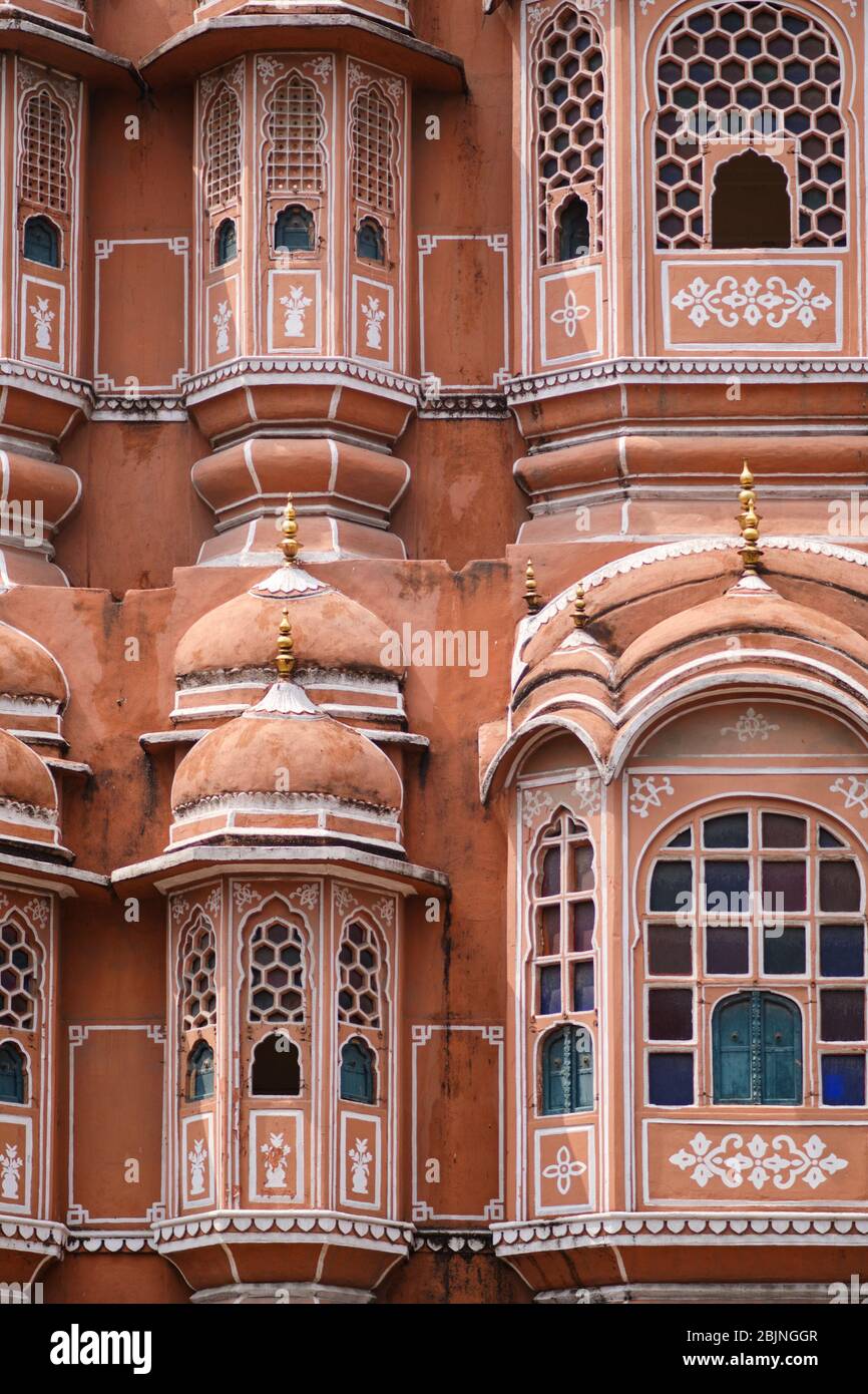 Détails de façade du palais Hawa Mahal à Jaipur, Rajasthan, Inde Banque D'Images Détails de façade du palais Hawa Mahal à Jaipur, Rajasthan, Inde Banque D'Images