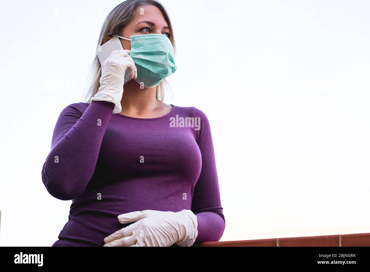 Jeune femme mettant des gants de protection contre le concept de virus  Corona. La jeune fille adulte en profil latéral porte un masque médical,  des gants, contre coron Photo Stock - Alamy