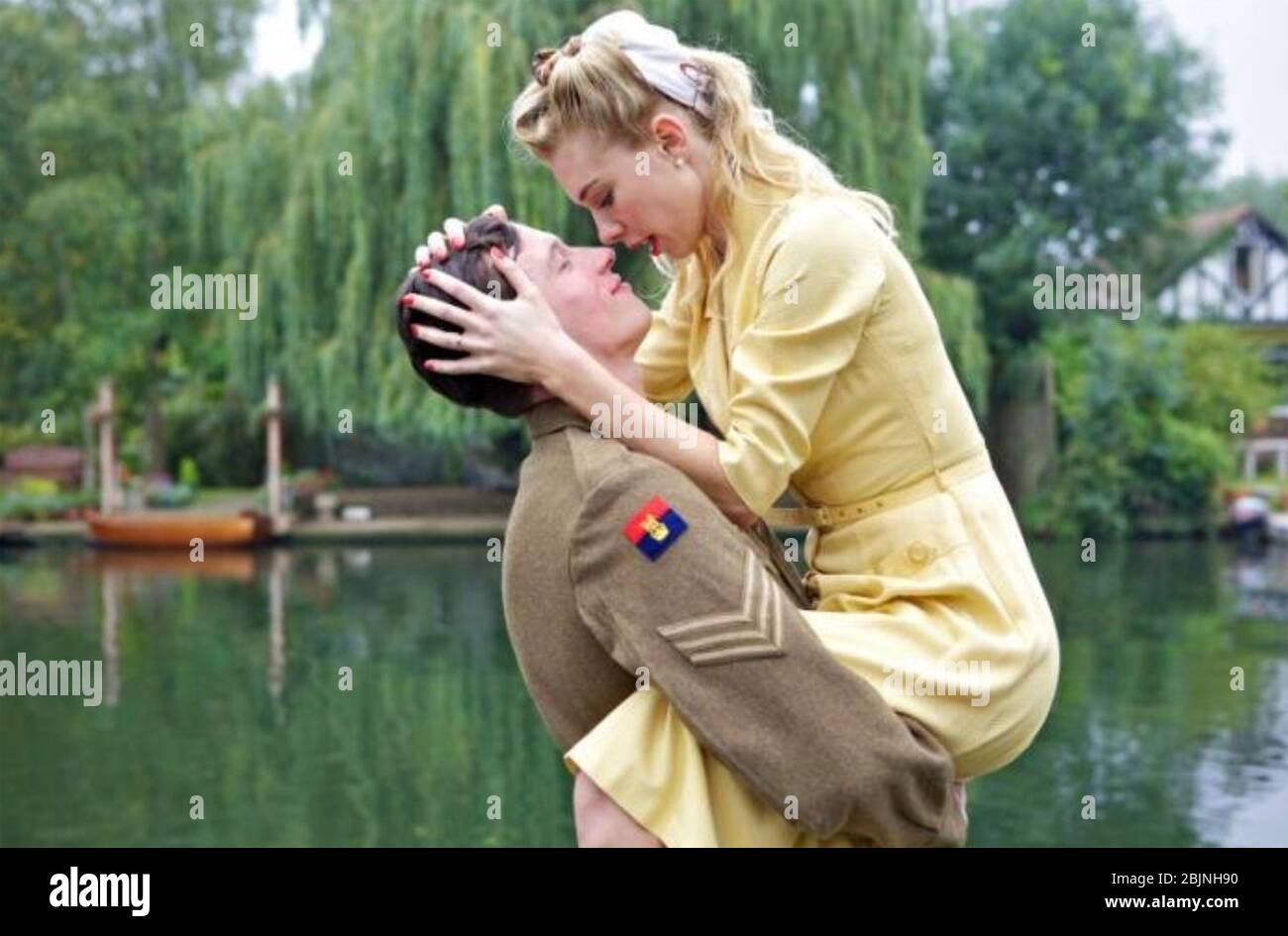 FILM BBC Worldwide 2014 QUEEN AND COUNTRY avec Vanessa Kirby et Callum Turner Banque D'Images