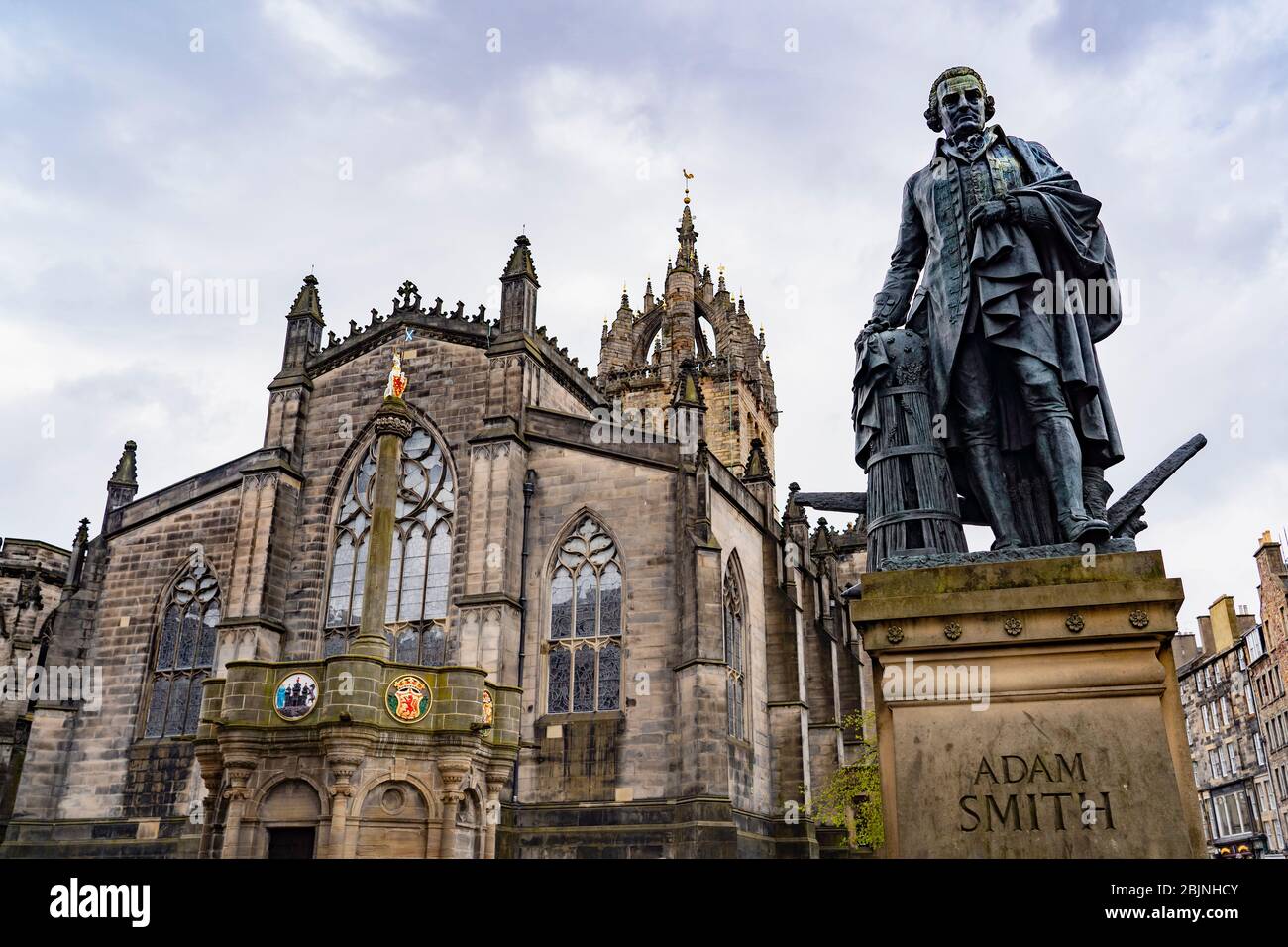 Vue sur la statue d'Adam Smith avec la cathédrale St Giles à l'arrière sur le Royal Mile dans la vieille ville d'Edimbourg, en Écosse, au Royaume-Uni Banque D'Images