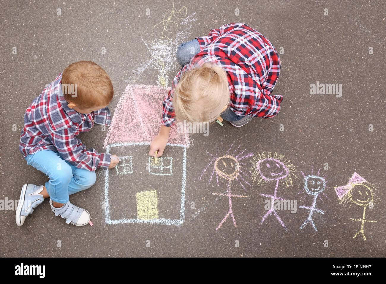 Kids chalk drawing house Banque de photographies et d'images à haute  résolution - Alamy