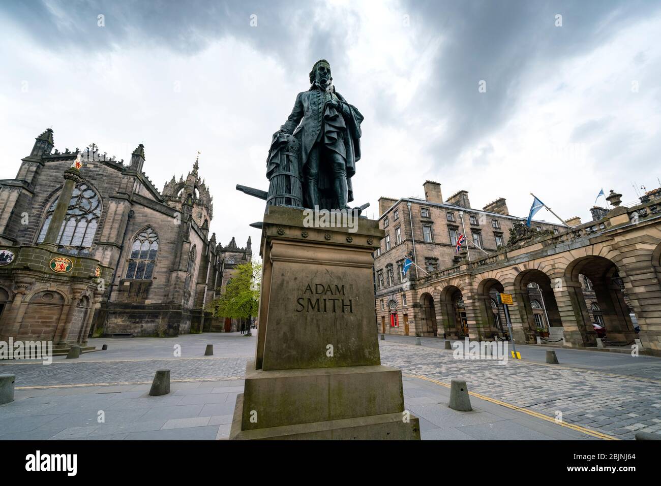 Vue sur la statue d'Adam Smith sur le Royal Mile lors du verrouillage de la covid-19 dans la vieille ville d'Édimbourg, en Écosse, au Royaume-Uni Banque D'Images