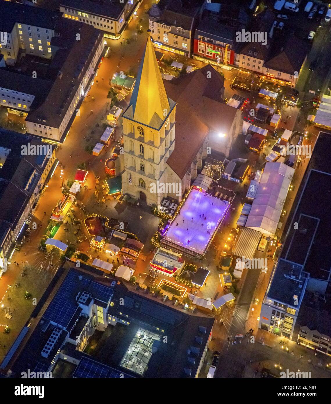 , marché de noël sur la place Marktplatz à l'église Pauluskirche à Hamm la nuit, 23.11.2016, vue aérienne, Allemagne, Rhénanie-du-Nord-Westphalie, région de la Ruhr, Hamm Banque D'Images