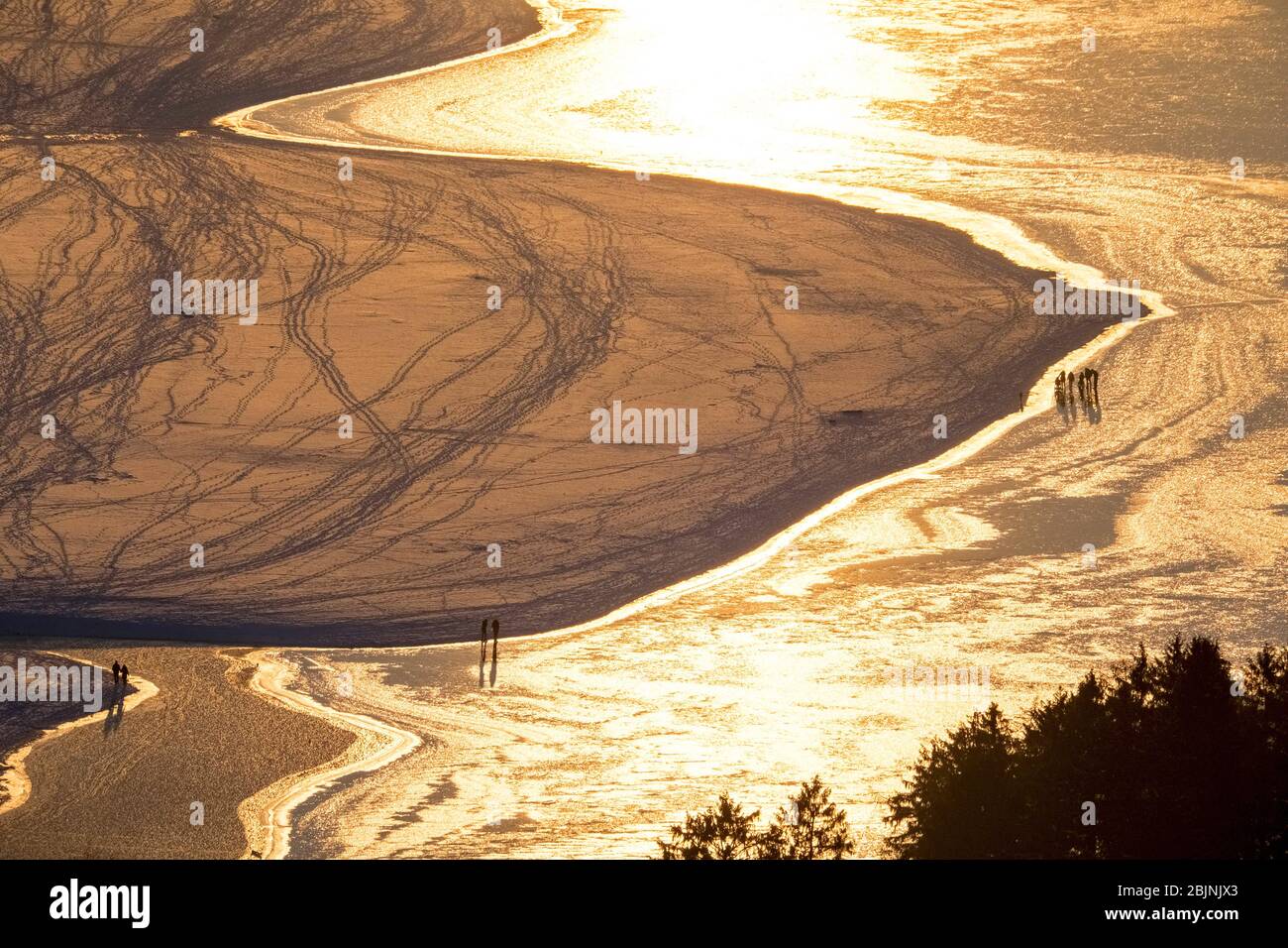 , personne sur le rivage du lac gelé Moehnesee, 22.01.2017, vue aérienne, Allemagne, Rhénanie-du-Nord-Westphalie, Moehnesee Banque D'Images