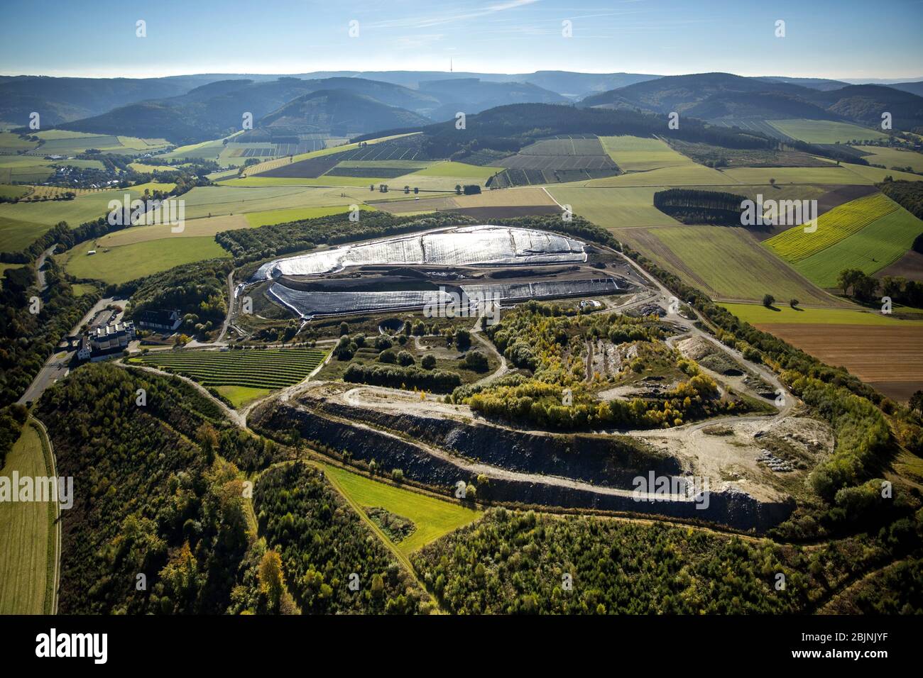 Décharge de la société d'élimination des déchets de la Hochsauerlandkreis (AHSK) et de la société de gestion des déchets Hochsauerland mbH (GAH) à Meschede, 16.10.2016, vue aérienne, Allemagne, Rhénanie-du-Nord-Westphalie, pays aigre, Meschede Banque D'Images