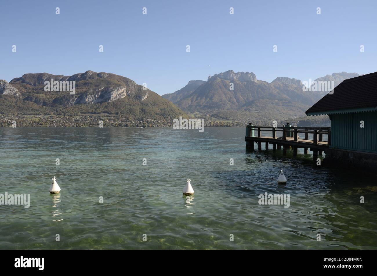 Lac d'Annecy et montagnes de Saint-Jorioz, France Banque D'Images