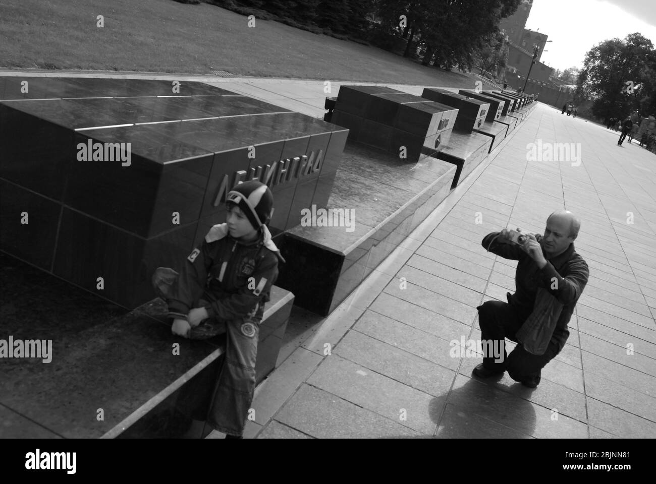 Père photographiant un enfant sur le monument de Leningrad, Alley de villes de héros près du mur du Kremlin. Moscou Banque D'Images