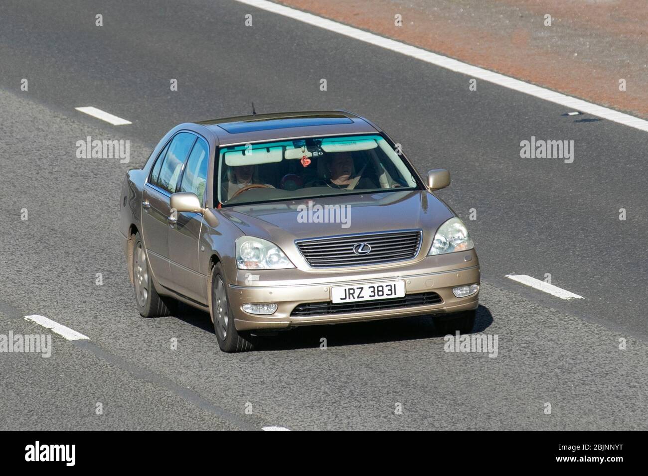 2003 Gold Lexus LS430 Auto ; véhicules routiers pour véhicules automobiles, véhicule de conduite sur les routes, moteurs, véhicules routiers sur l'autoroute Banque D'Images
