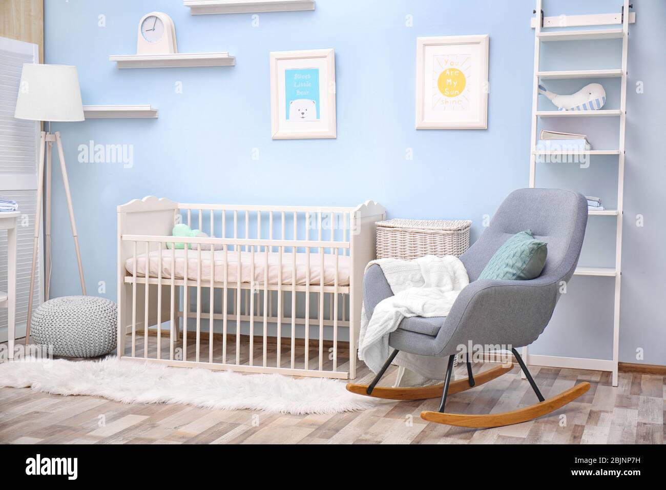 Chambre bébé lit bébé blanc avec design et fauteuil à bascule Photo Stock -  Alamy