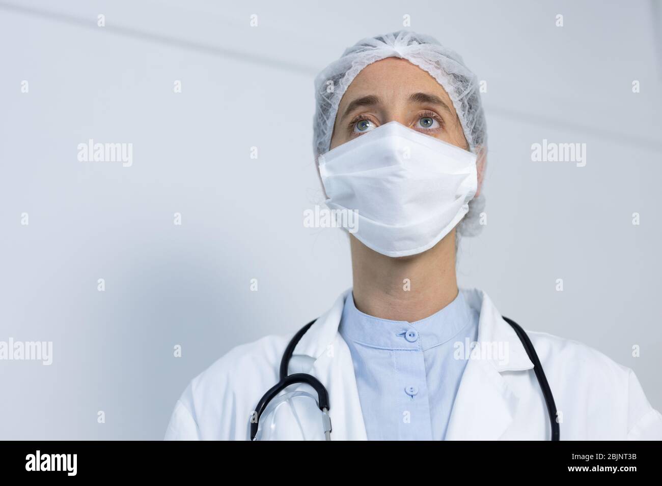 Le professionnel de la santé porte un costume de protection et un masque facial pendant la pandémie de coronavirus Covid19 Banque D'Images