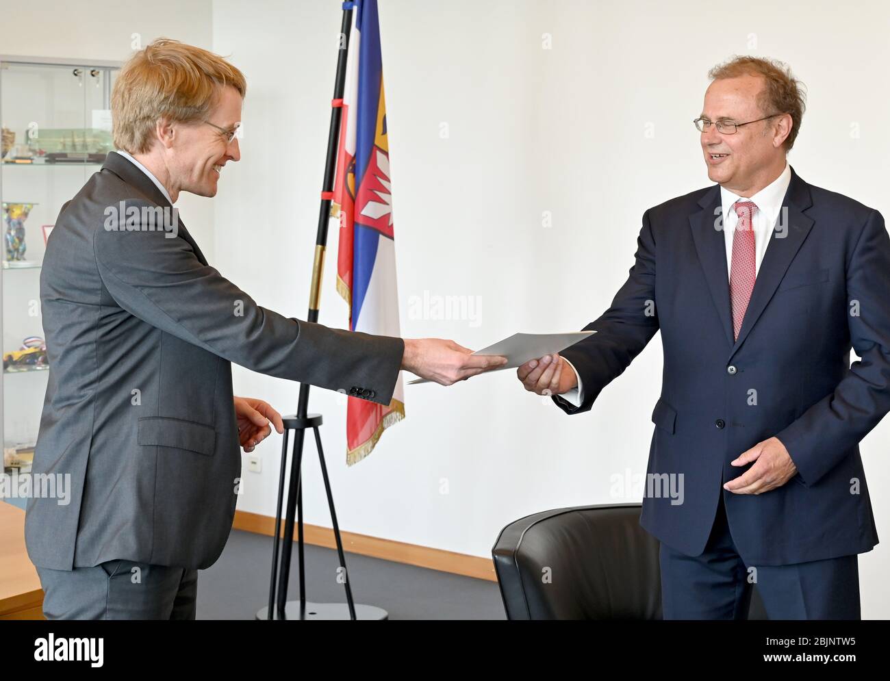 Kiel, Allemagne. 30 avril 2020. Daniel Günther (CDU, l), Ministre Président du Schleswig-Holstein, remet le certificat de nomination à Claus Christian Claussen (CDU) comme Ministre de la Justice. Son prédécesseur a déménagé au poste de Ministre de l'intérieur Grote après la démission de ce dernier. Crédit: Carsten Rehder/dpa/Alay Live News Banque D'Images