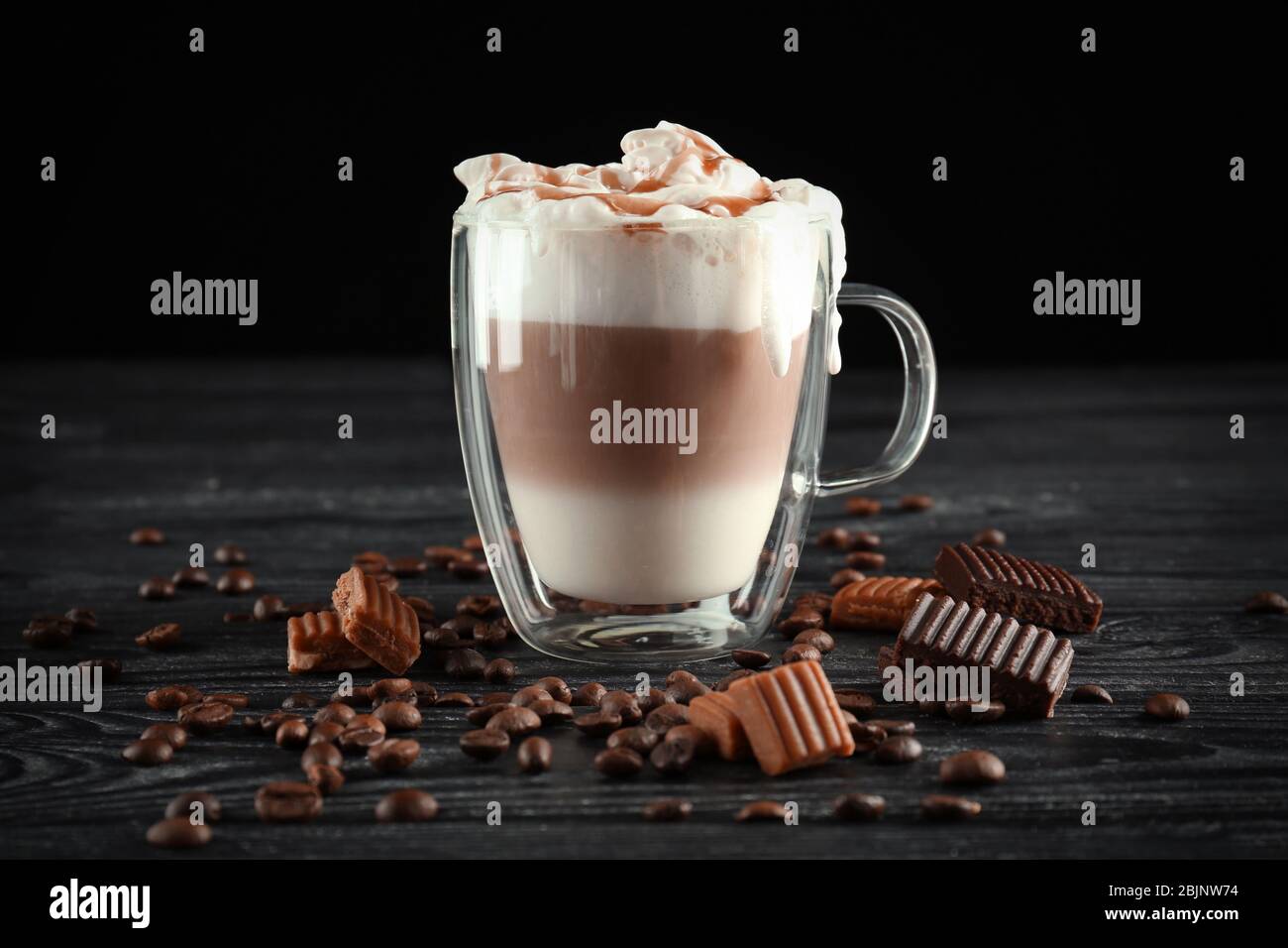 Tasse en verre avec macchiato caramel sur la table sur fond noir Photo  Stock - Alamy