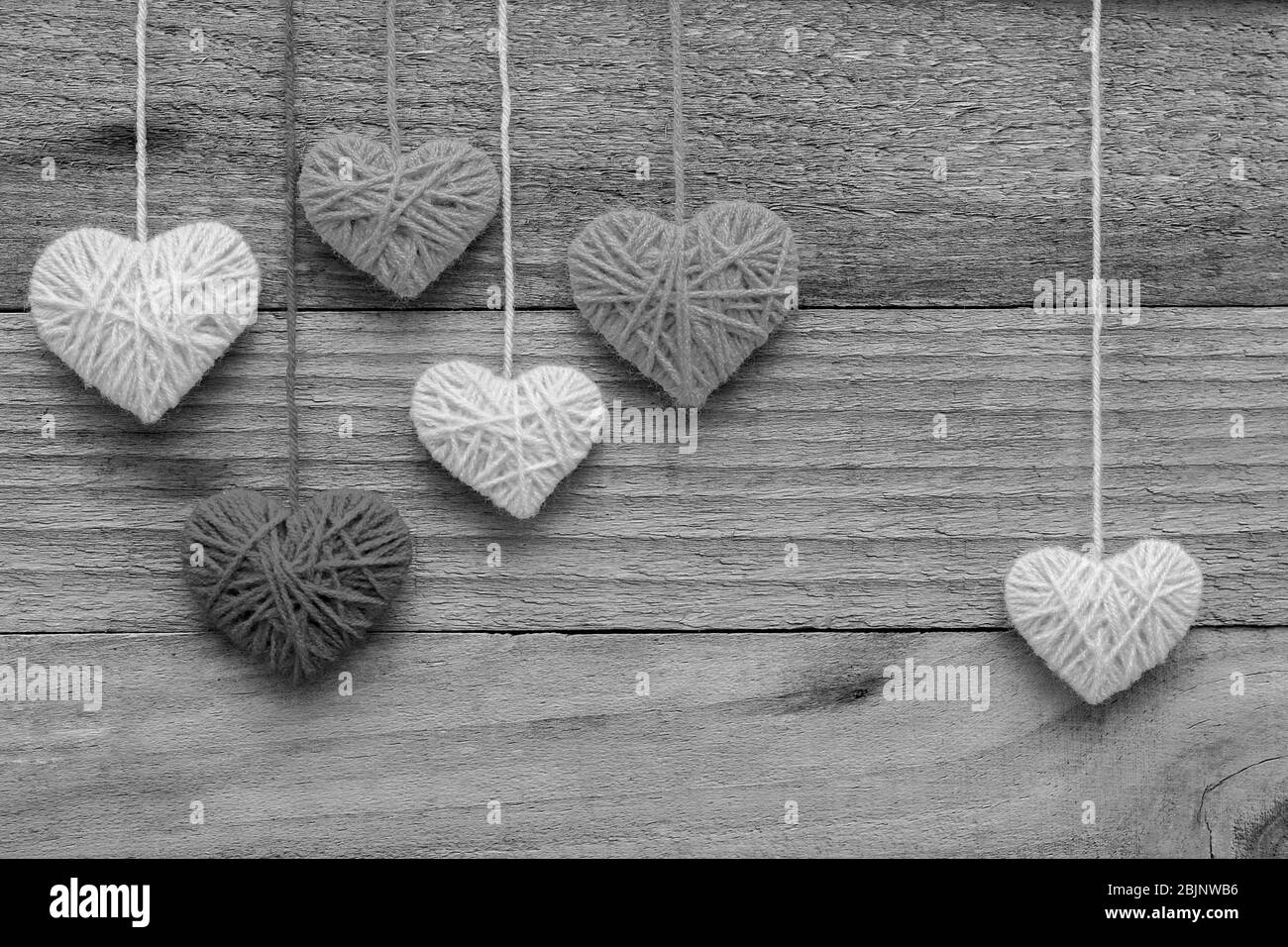 Forme de coeur en laine tricotée sur fond de bois de vieux shabby, image de la Saint-Valentin Banque D'Images