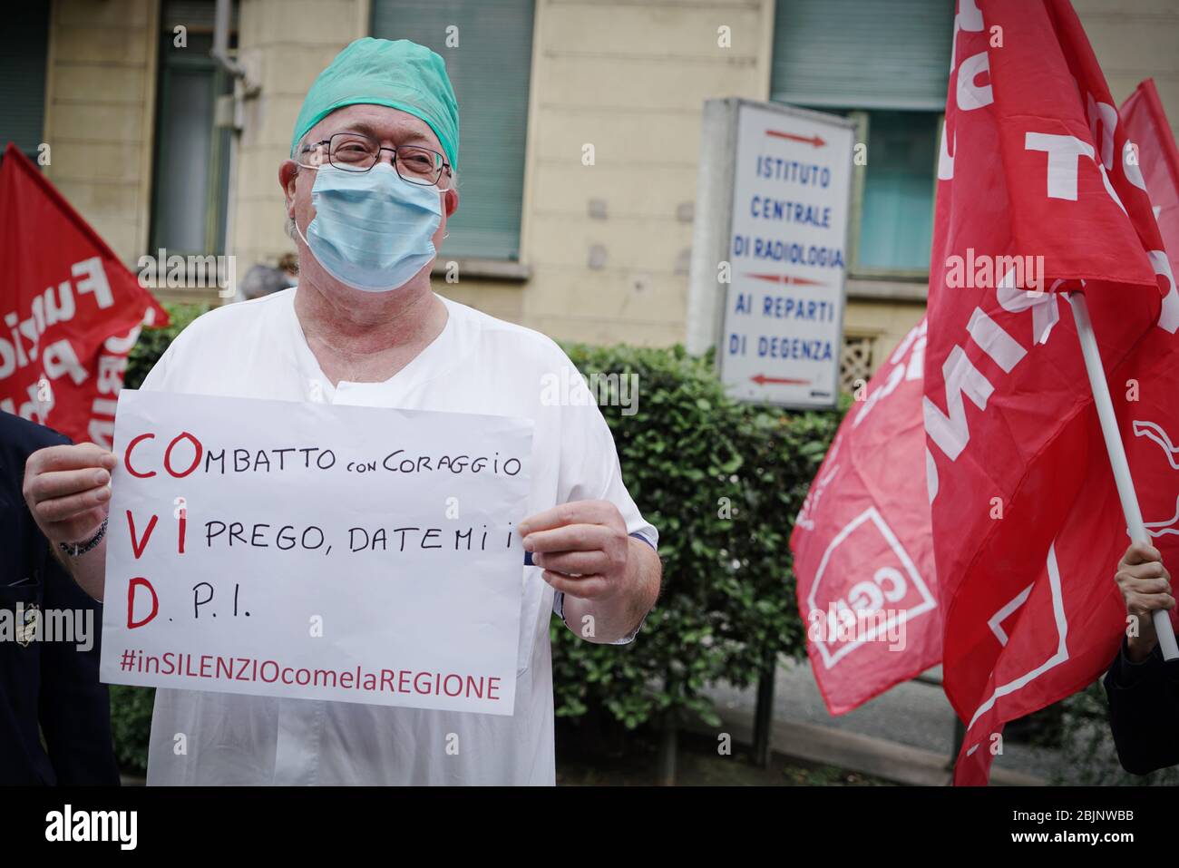 Les infirmières et les médecins ont manifesté devant l'hôpital contre les insuffisances de la région du Piémont lors de l'urgence de Covid. Turin, Italie - AP Banque D'Images