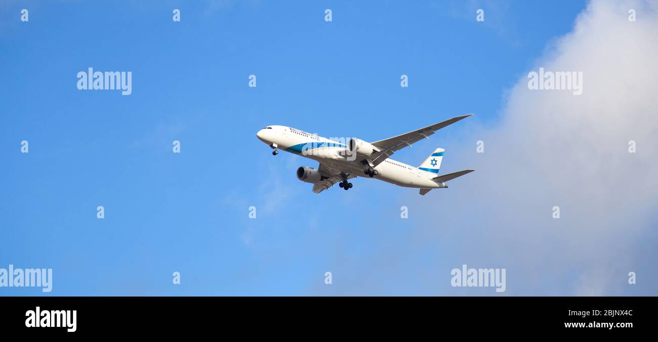 Avion commercial Boeing 787 d'El Al Israel Airlines atterrissant à l'aéroport d'Heathrow. Banque D'Images