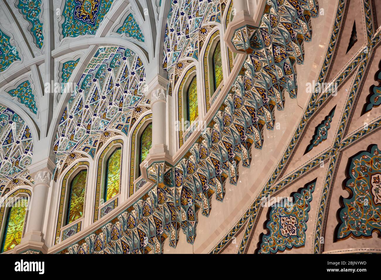 Détail du décor intérieur du dôme à la Grande Mosquée Sultan Qaboos à Muscat, Oman Banque D'Images