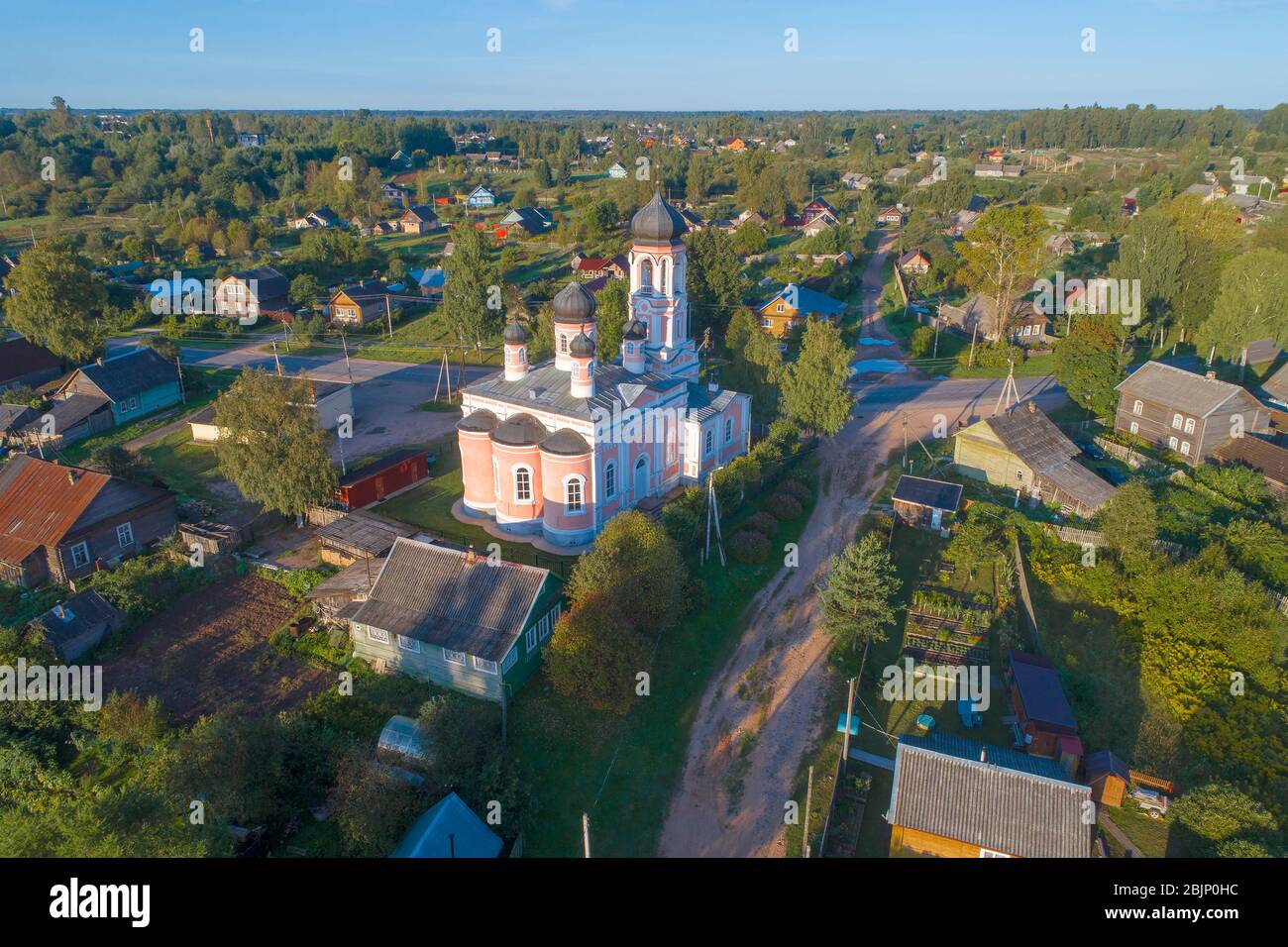 Ancienne église de la Trinité le matin ensoleillé d'août (photographie aérienne). Kresttsy. Région de Novgorod, Russie Banque D'Images