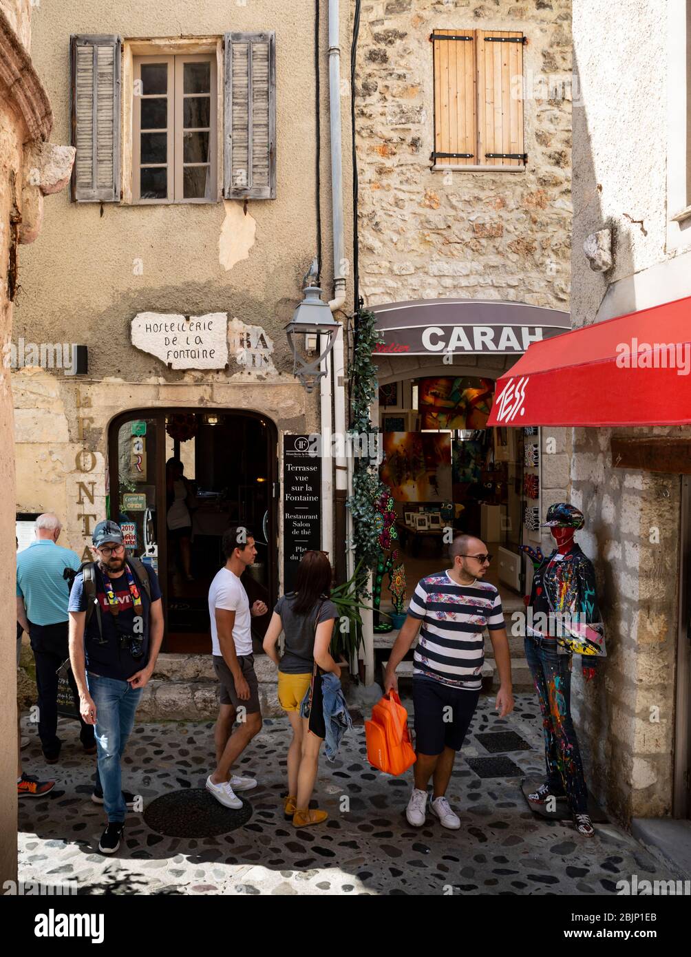 Touristes explorant les ruelles de Saint Paul de Vence, Côte d'Azur, Provence, France. Banque D'Images