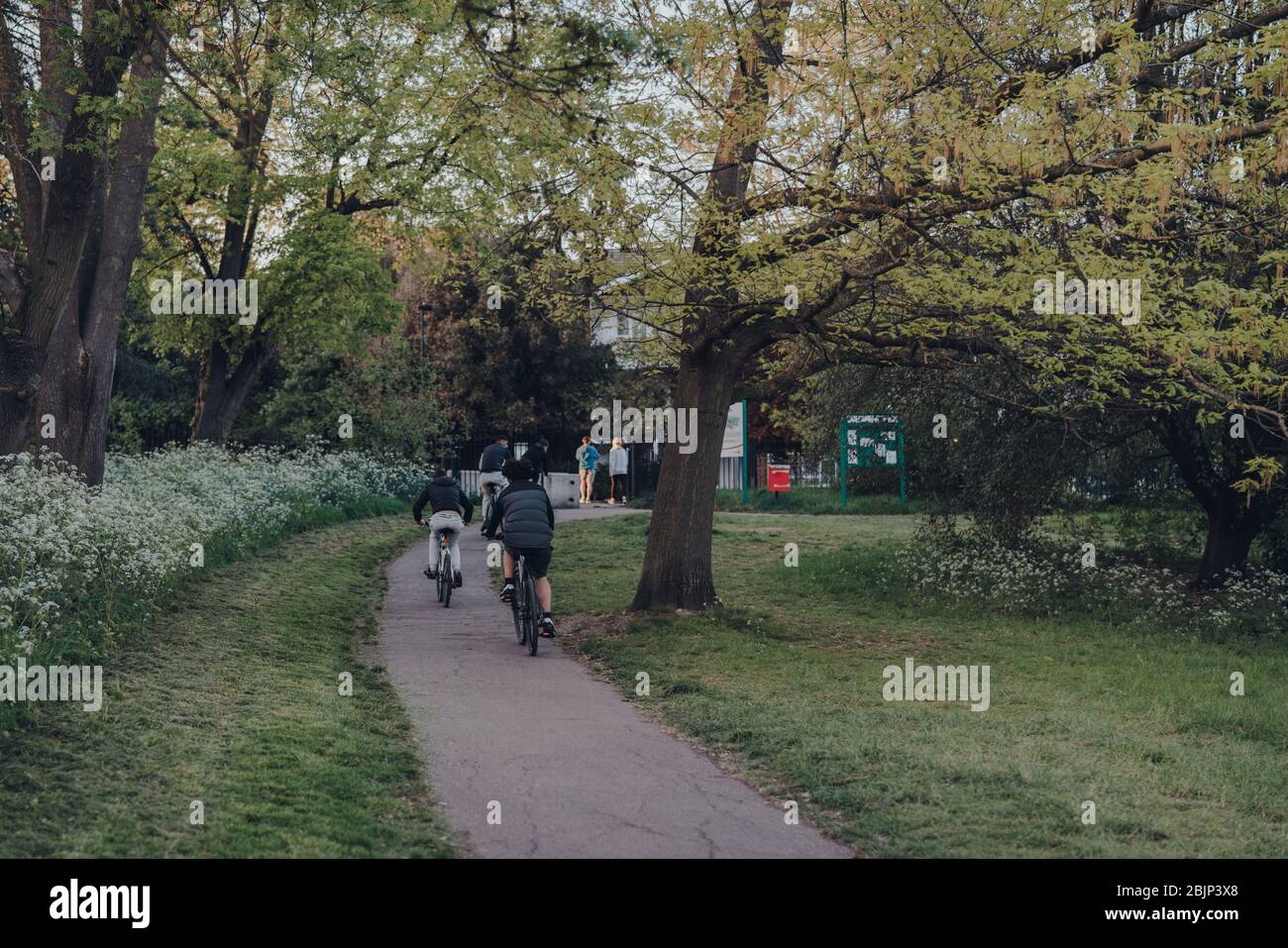 Londres, Royaume-Uni - 22 mars 2020: Groupe de jeunes hommes à vélo à Broomfield Park, parc public à Palmers Green dans le quartier londonien d'Enfield, Royaume-Uni. Banque D'Images