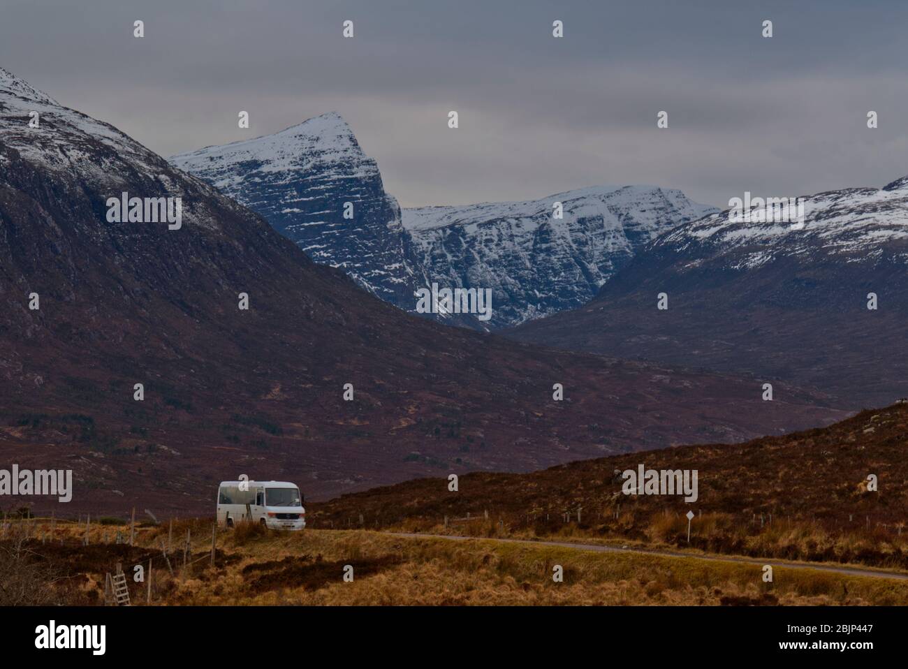 Minibus sur une route à voie unique dans Highland Ecosse Banque D'Images