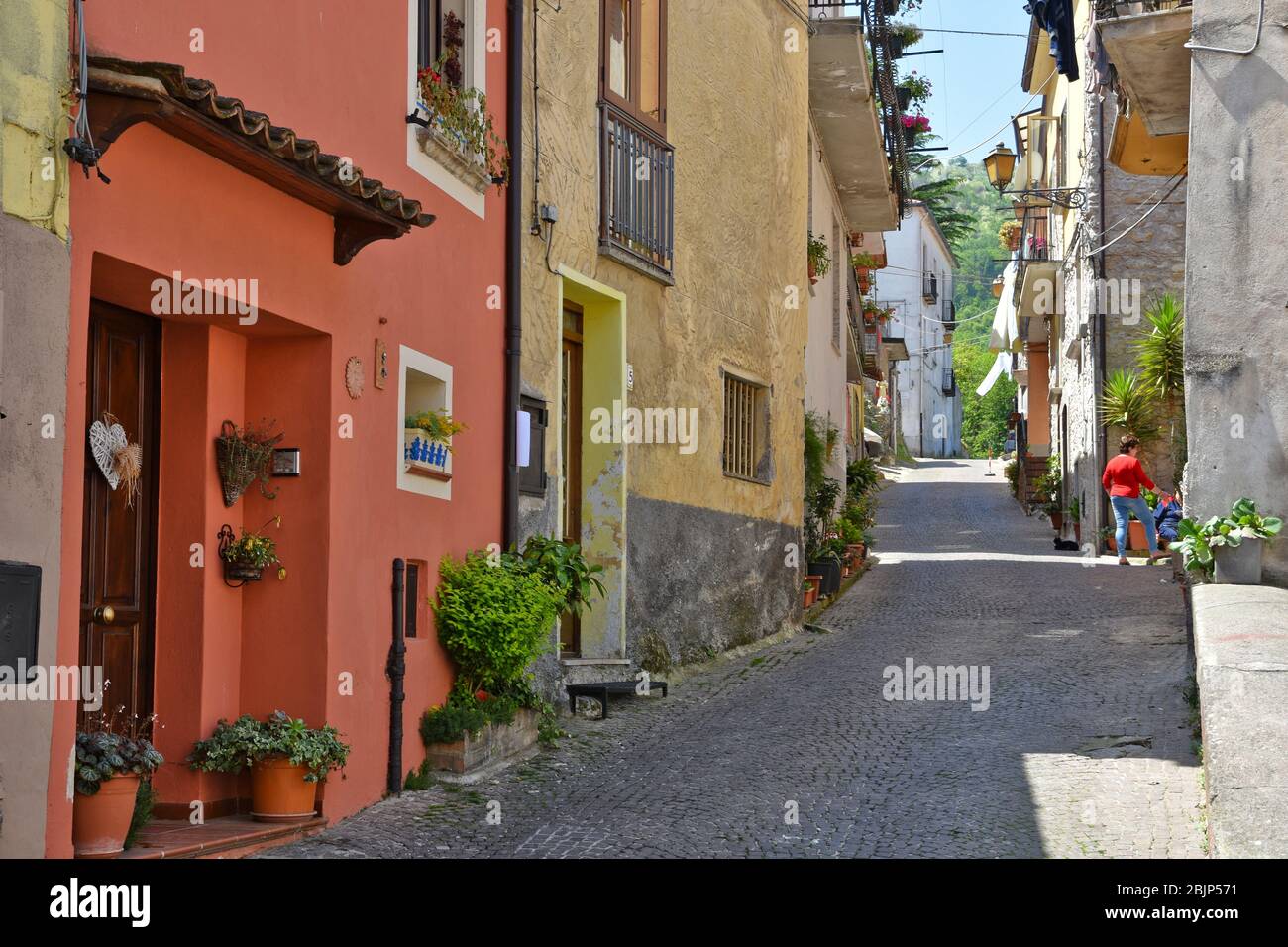 Une rue étroite entre les maisons du village de Polla dans la province de Salerne Banque D'Images