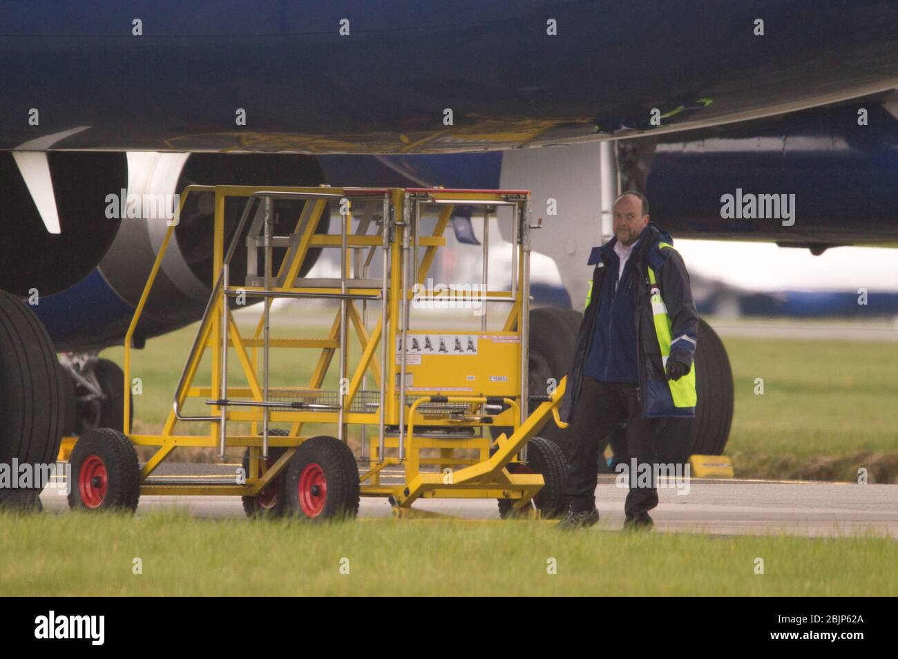 Glasgow, Royaume-Uni. 30 avril 2020. Photo : les nuages de tempête se rassemblent alors que les équipes au sol de British Airways assurent la collecte de 14 appareils Airbus A 319/A 320 et A 321 mis à la terre qui ont été stationnés sur la deuxième piste de l'aéroport de Glasgow depuis le début du verrouillage du Coronavirus (COVID-19). Depuis, l'industrie mondiale des compagnies aériennes est en train de s'effondrer, certaines compagnies aériennes ayant fait faillite et d'autres comme BA demandant une aide financière du gouvernement. A ce jour, BA a annoncé qu'elle axait près de 12 000 employés. Crédit : Colin Fisher/Alay Live News Banque D'Images