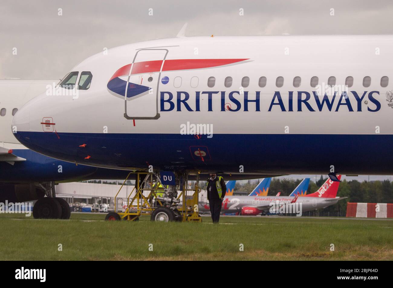 Glasgow, Royaume-Uni. 30 avril 2020. Photo : les nuages de tempête se rassemblent alors que les équipes au sol de British Airways assurent la collecte de 14 appareils Airbus A 319/A 320 et A 321 mis à la terre qui ont été stationnés sur la deuxième piste de l'aéroport de Glasgow depuis le début du verrouillage du Coronavirus (COVID-19). Depuis, l'industrie mondiale des compagnies aériennes est en train de s'effondrer, certaines compagnies aériennes ayant fait faillite et d'autres comme BA demandant une aide financière du gouvernement. A ce jour, BA a annoncé qu'elle axait près de 12 000 employés. Crédit : Colin Fisher/Alay Live News Banque D'Images