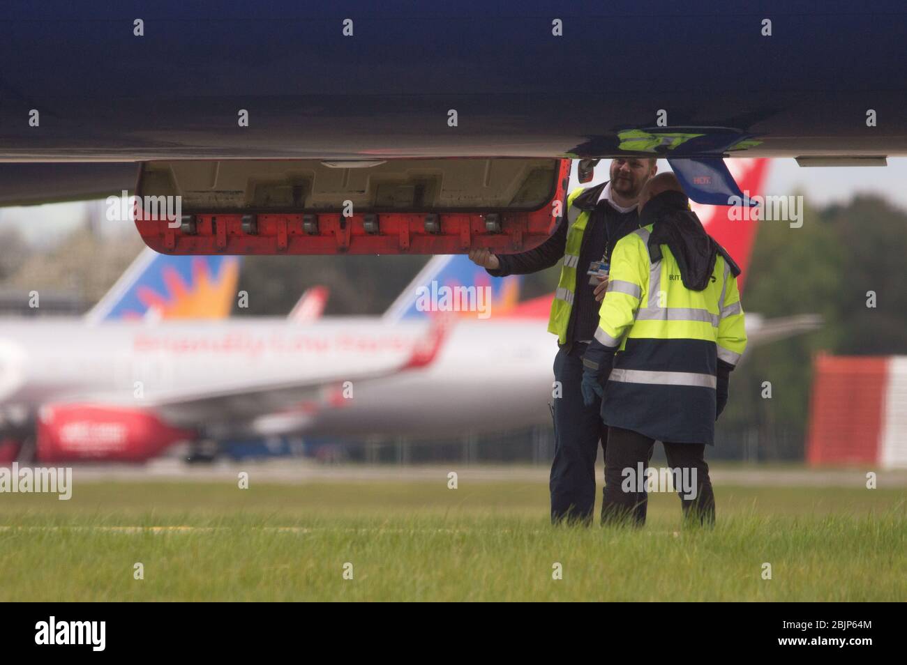 Glasgow, Royaume-Uni. 30 avril 2020. Photo : les nuages de tempête se rassemblent alors que les équipes au sol de British Airways assurent la collecte de 14 appareils Airbus A 319/A 320 et A 321 mis à la terre qui ont été stationnés sur la deuxième piste de l'aéroport de Glasgow depuis le début du verrouillage du Coronavirus (COVID-19). Depuis, l'industrie mondiale des compagnies aériennes est en train de s'effondrer, certaines compagnies aériennes ayant fait faillite et d'autres comme BA demandant une aide financière du gouvernement. A ce jour, BA a annoncé qu'elle axait près de 12 000 employés. Crédit : Colin Fisher/Alay Live News Banque D'Images