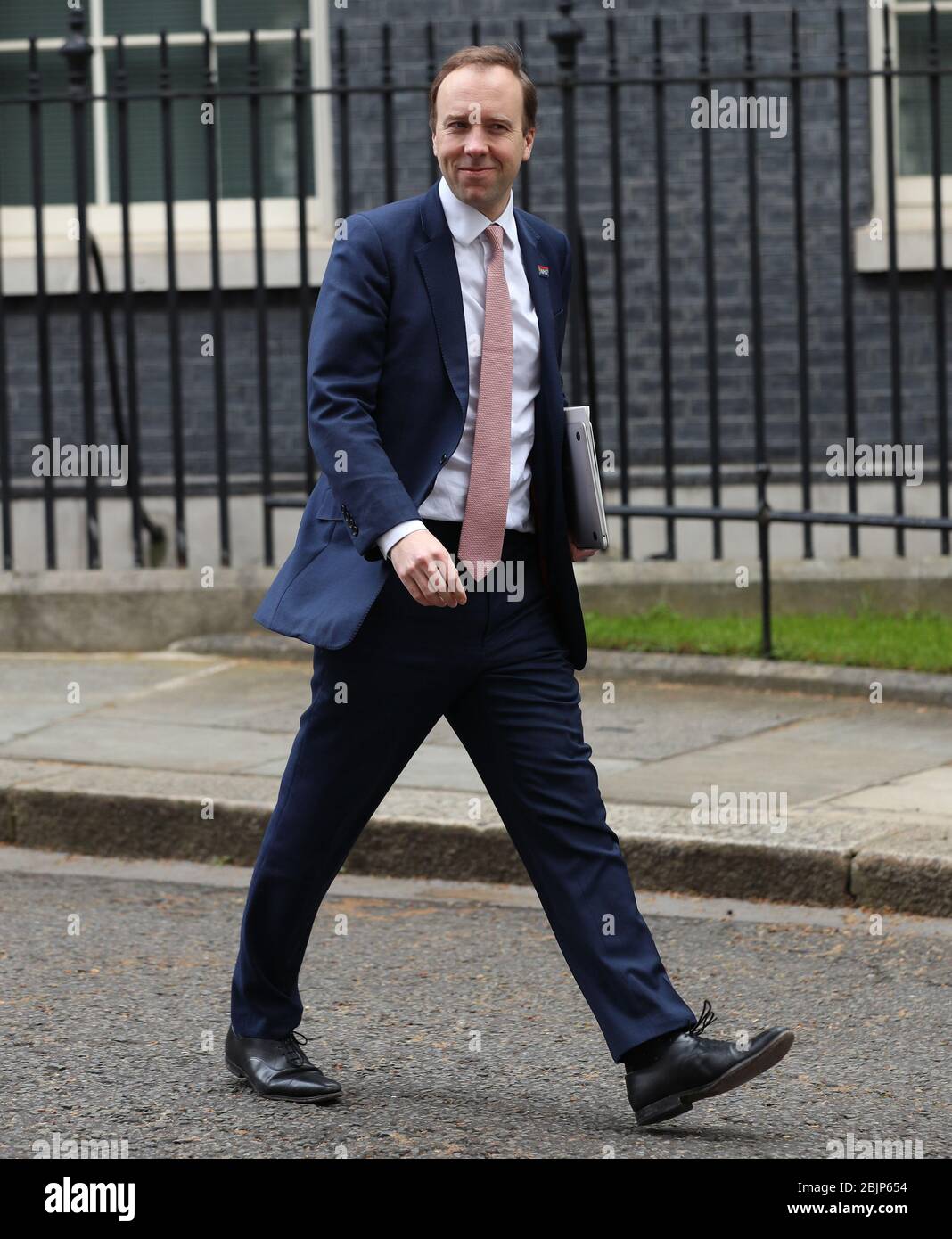 Le secrétaire d'État à la Santé et aux soins sociaux Matt Hancock, qui quitte Downing Street, à Londres, après une réunion du Cabinet, a atteint plus de 26 000 le nombre de morts de coronavirus mercredi. Banque D'Images