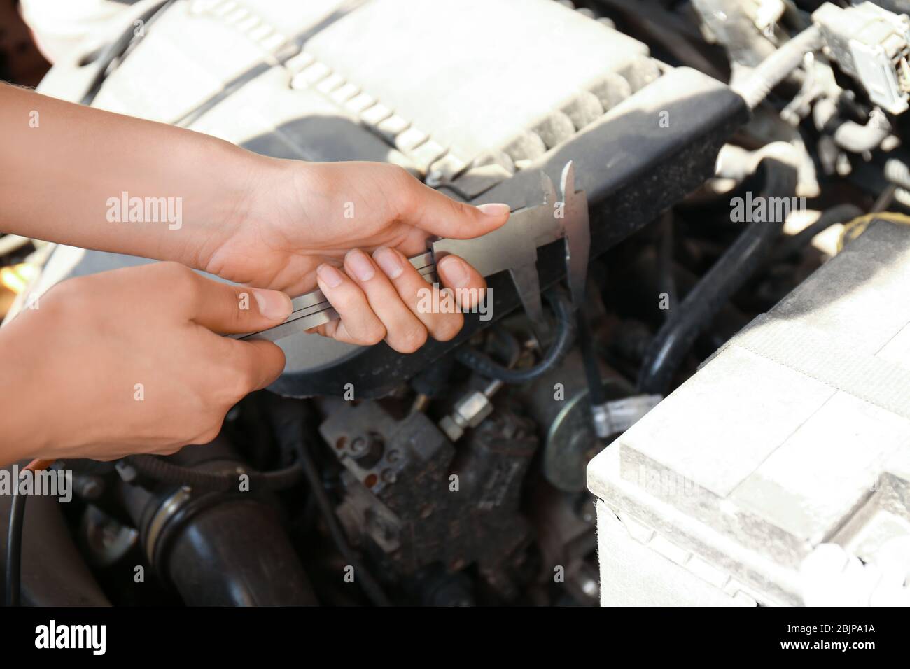 Jeune mécanicien de réparation de voiture dans l'atelier de carrosserie Banque D'Images