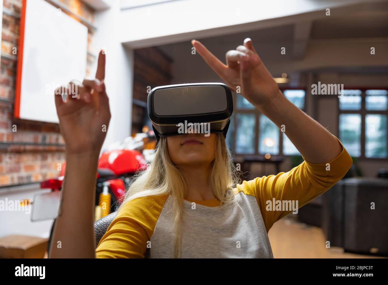 Jeune femme utilisant un casque VR Banque D'Images
