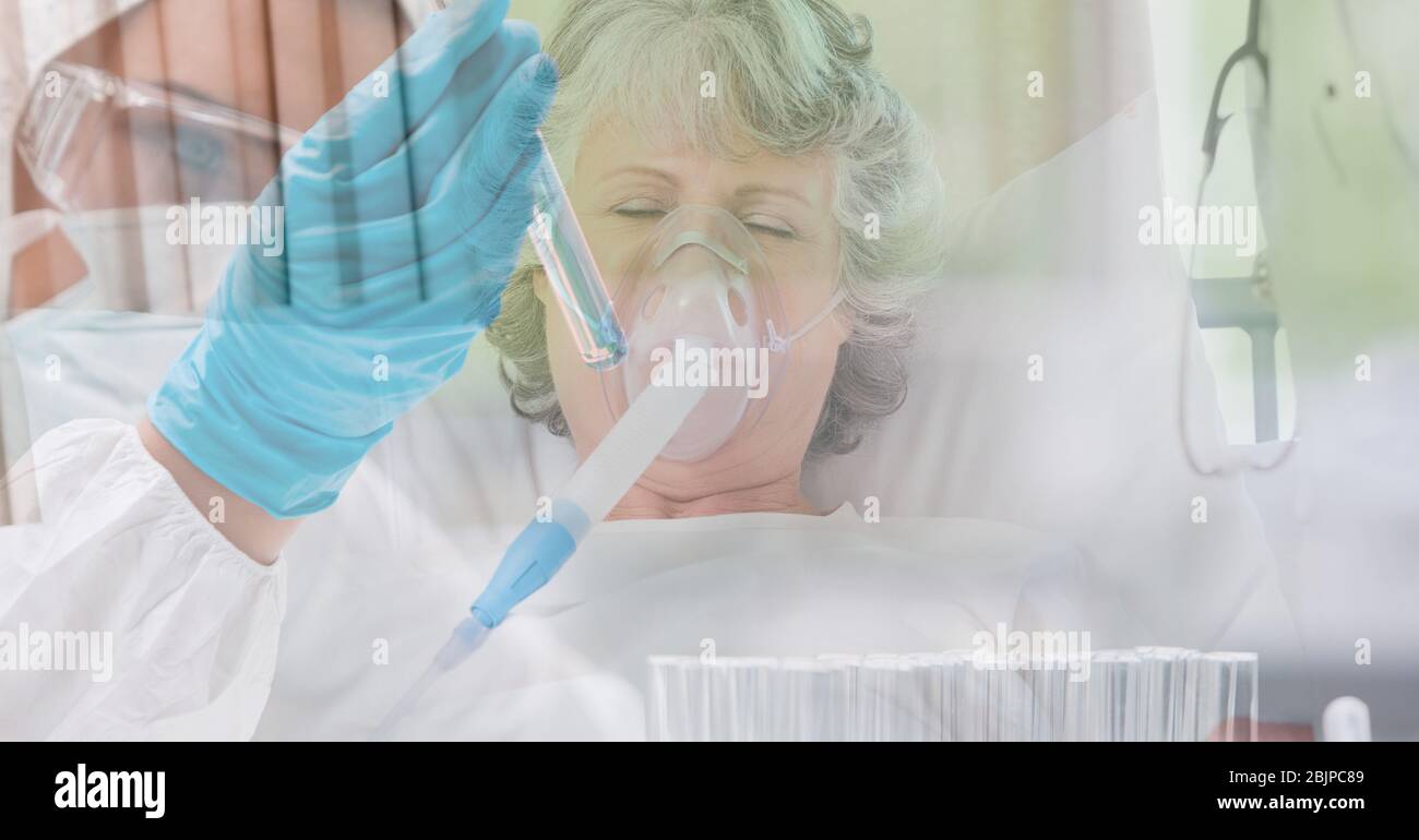 Illustration numérique d'une patiente âgée posée sur un lit d'hôpital par un scientifique portant coron Banque D'Images