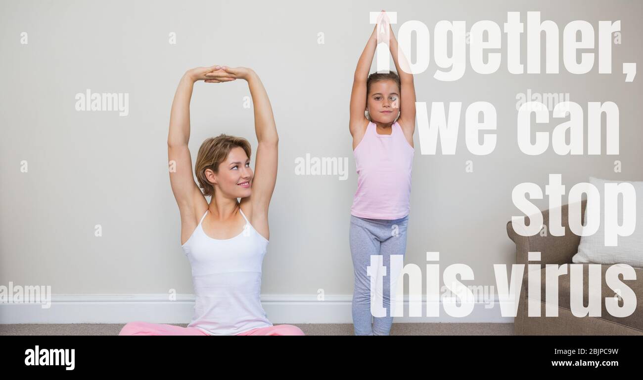 Les mots ensemble, nous pouvons arrêter ce virus avec la femme et la fille caucasiennes pratiquant le yoga Banque D'Images