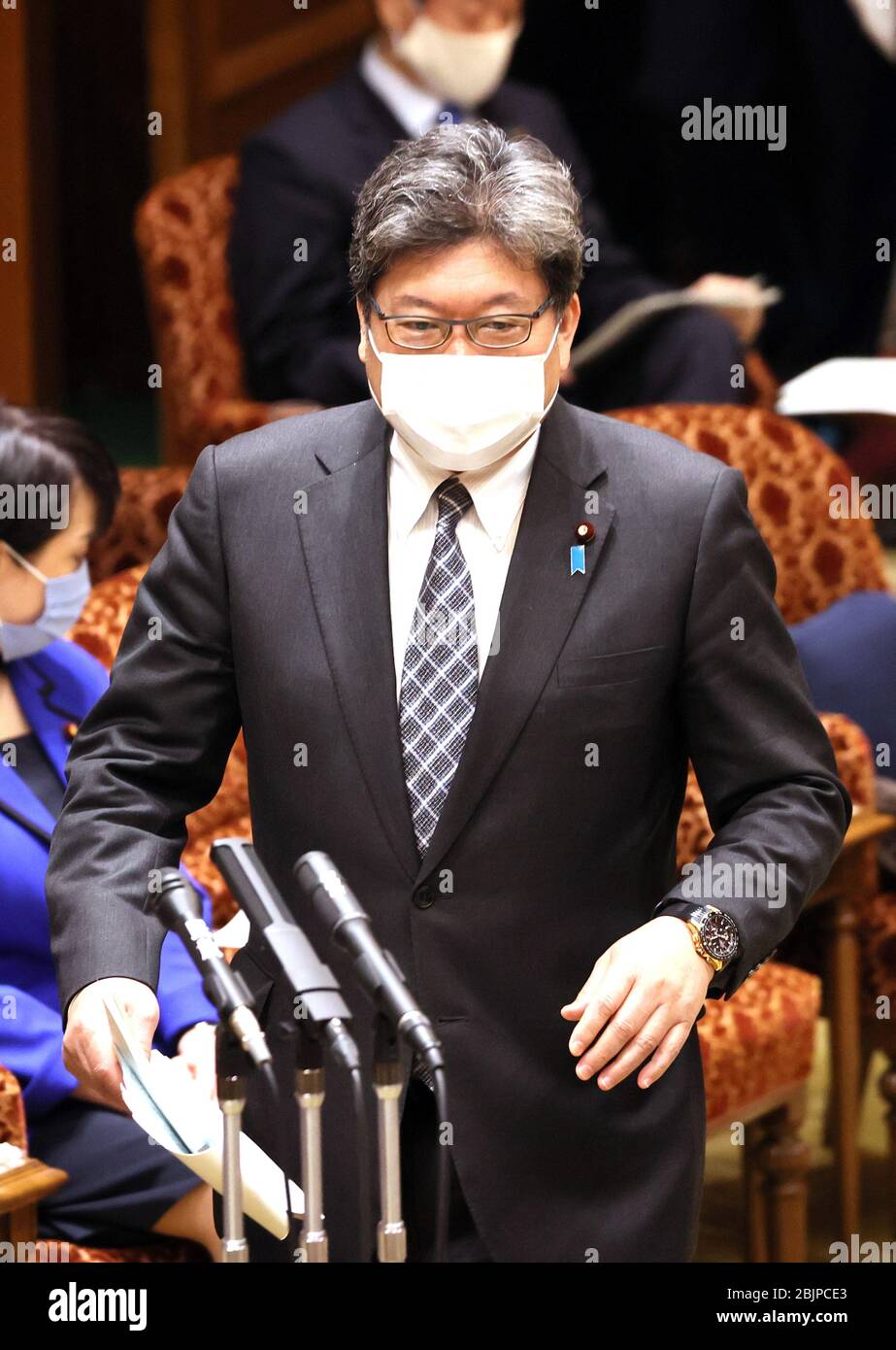 Tokyo, Japon. 30 avril 2020. Le ministre japonais de l'éducation, Koichi Hagiuda, portant un masque facial, répond à une question lors de la session du comité budgétaire de la Chambre haute lors de la Diète nationale tenue à Tokyo le jeudi 30 avril 2020. Le projet de loi budgétaire supplémentaire pour lutter contre l'éclosion du nouveau coronavirus a été adopté au régime le 30 avril. Crédit: Yoshio Tsunoda/AFLO/Alay Live News Banque D'Images