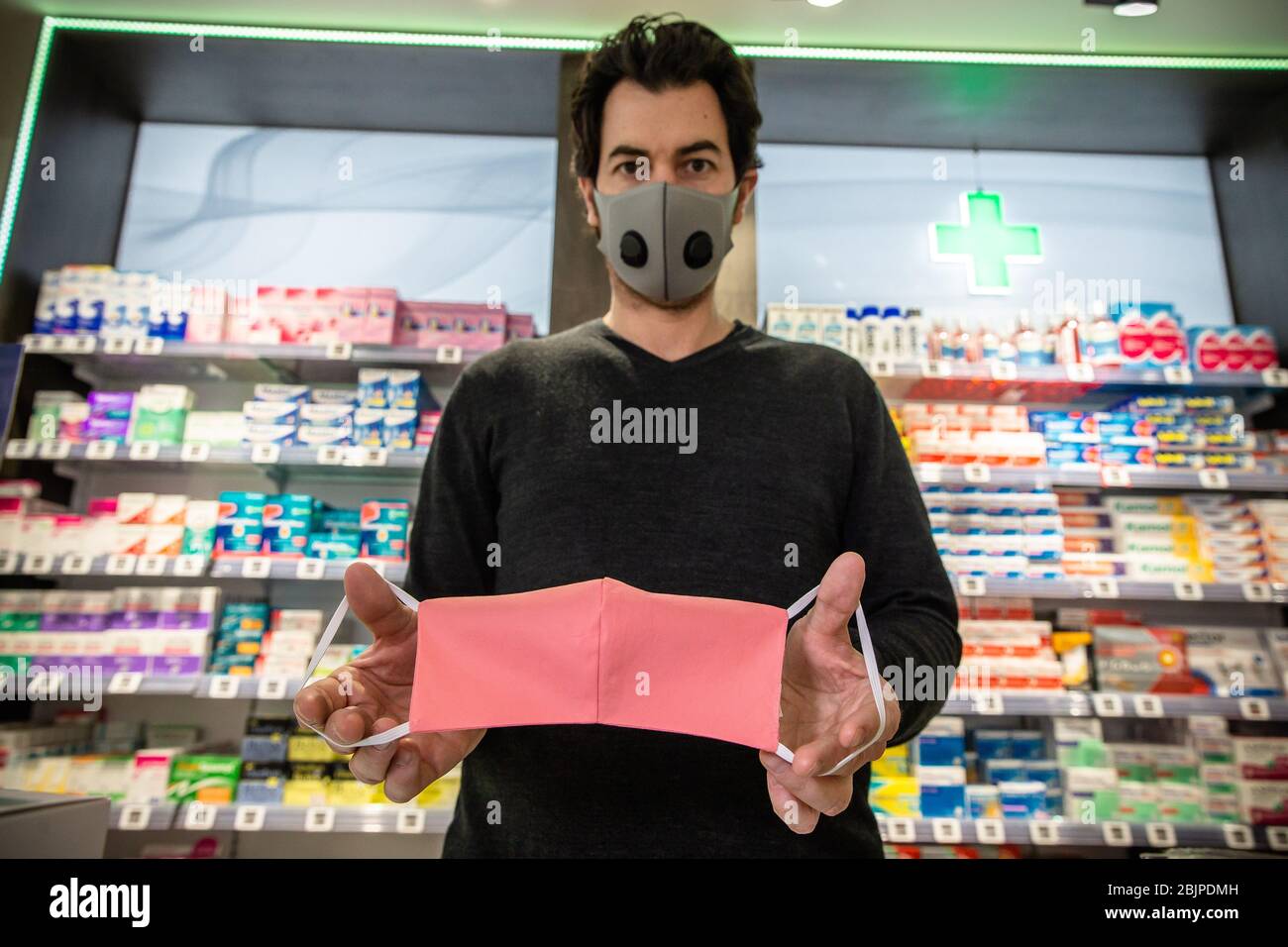 Paris, France. 29 avril 2020. Un membre du personnel affiche un masque en tissu dans une pharmacie à Paris, France, le 29 avril 2020. Le nombre de morts de coronavirus en France a atteint 24 087 alors que les hospitalisations et les patients en soins intensifs ont continué de diminuer mercredi. Crédit: Aurelien Morissard/Xinhua/Alay Live News Banque D'Images