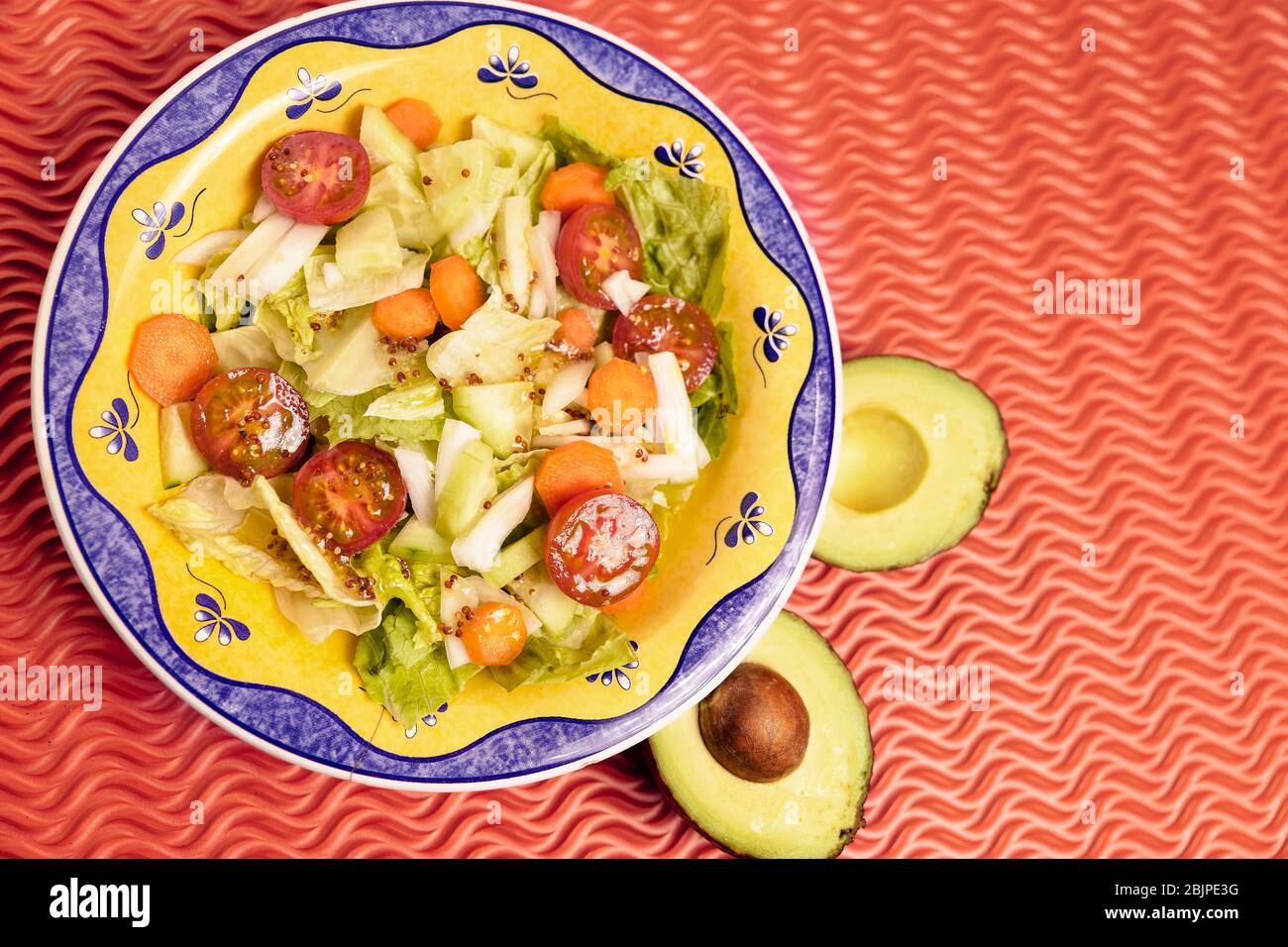 salade de laitue et de tomate rafraîchissante avec avocat. cuisine végétalienne Banque D'Images