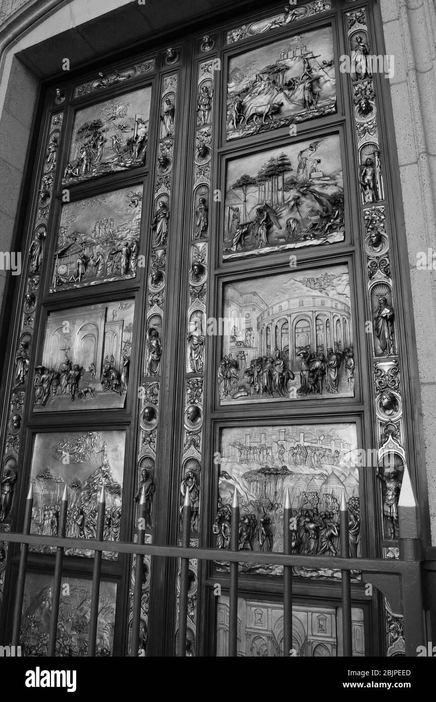 Grace Cathedral porte à San Francisco Californie Etats-Unis images rambardes rails métal art art Go Jesus portes célèbre type de style à l'extérieur Banque D'Images