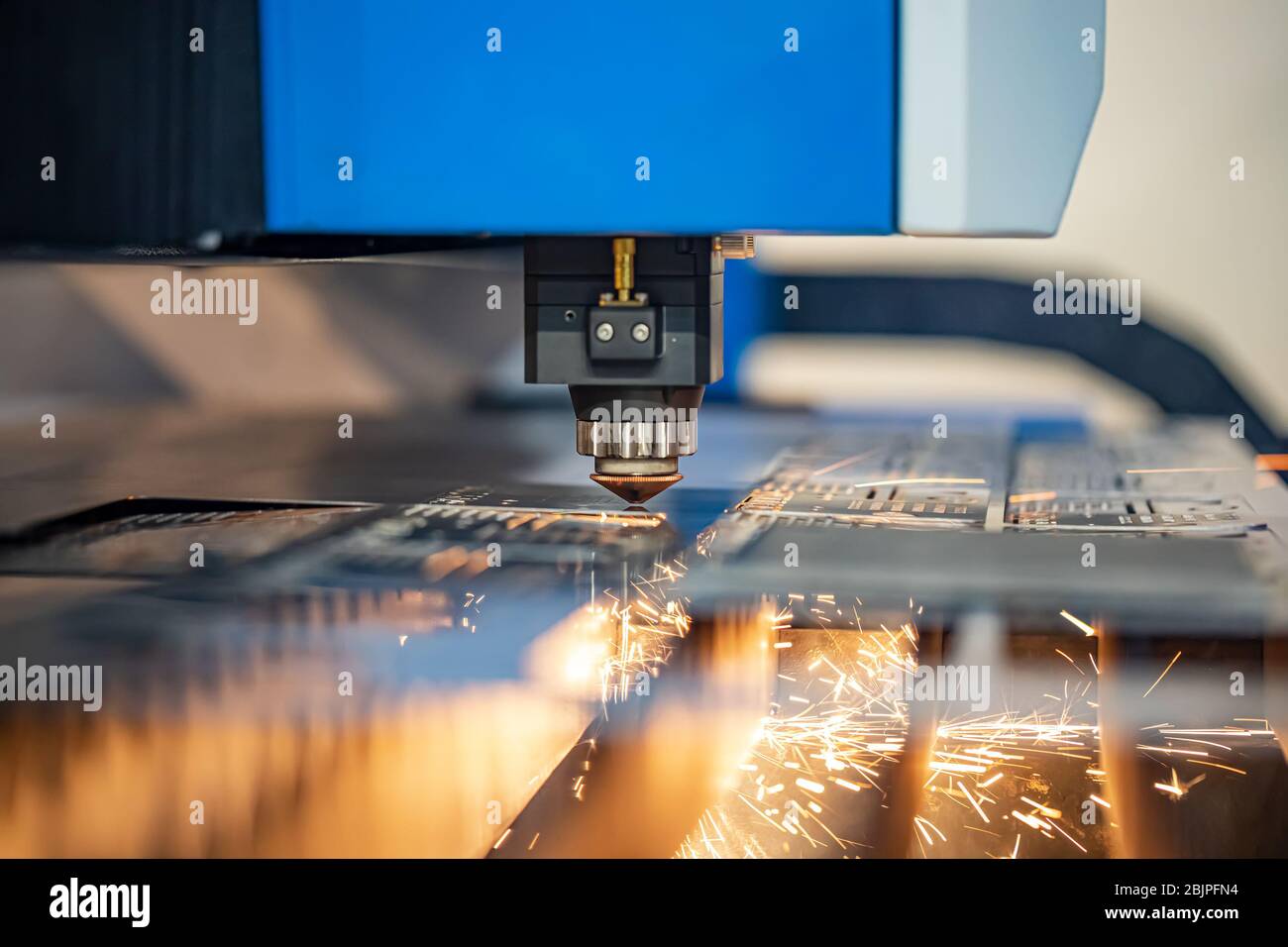 Découpage au laser CNC metal technologie industrielle moderne. Le découpage au laser fonctionne en orientant la sortie d'un laser haute puissance grâce à l'optique. Optique Laser Banque D'Images