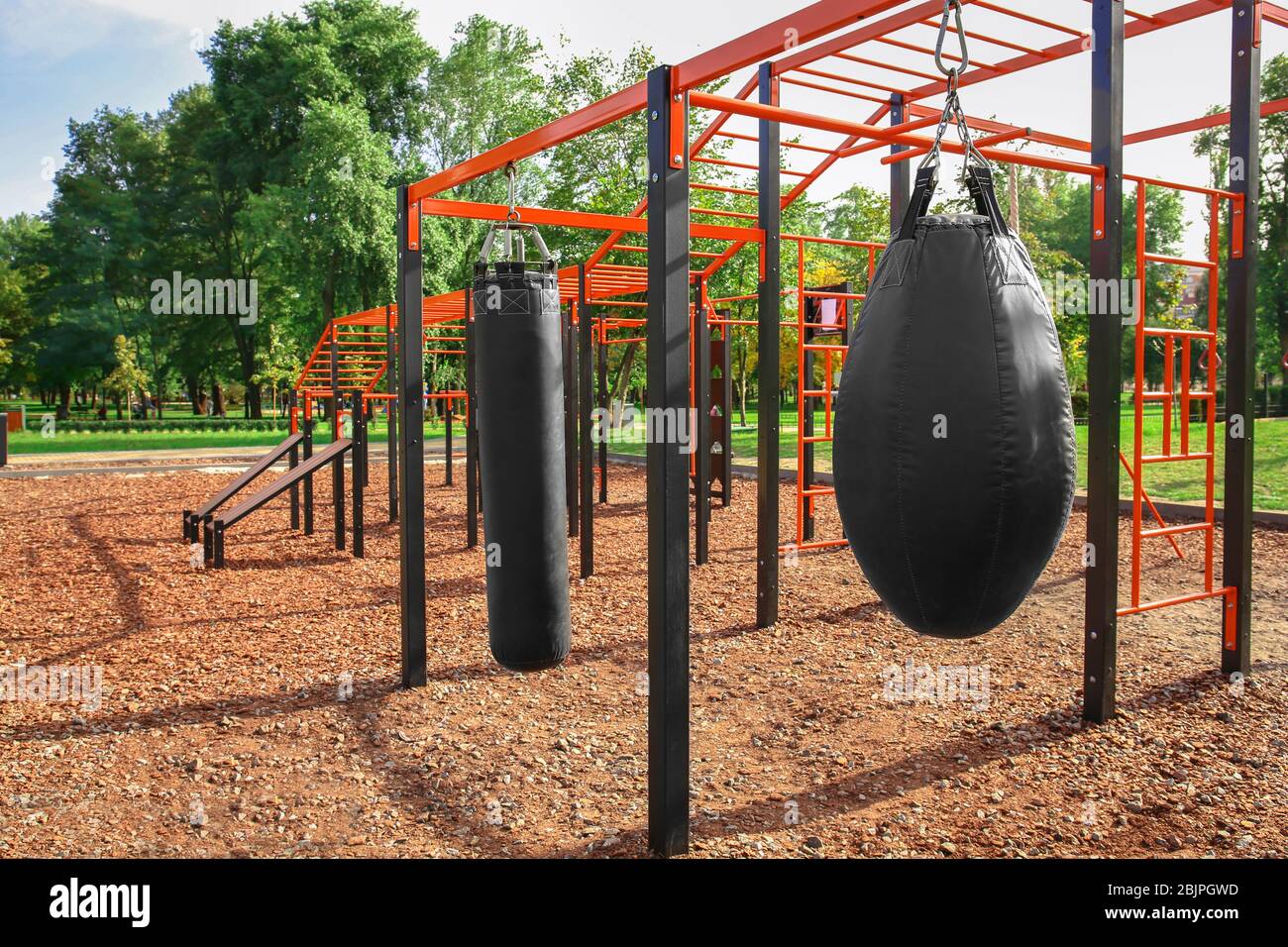 Sacs de boxe pour la boxe sur le terrain de sport dans le parc Photo Stock  - Alamy