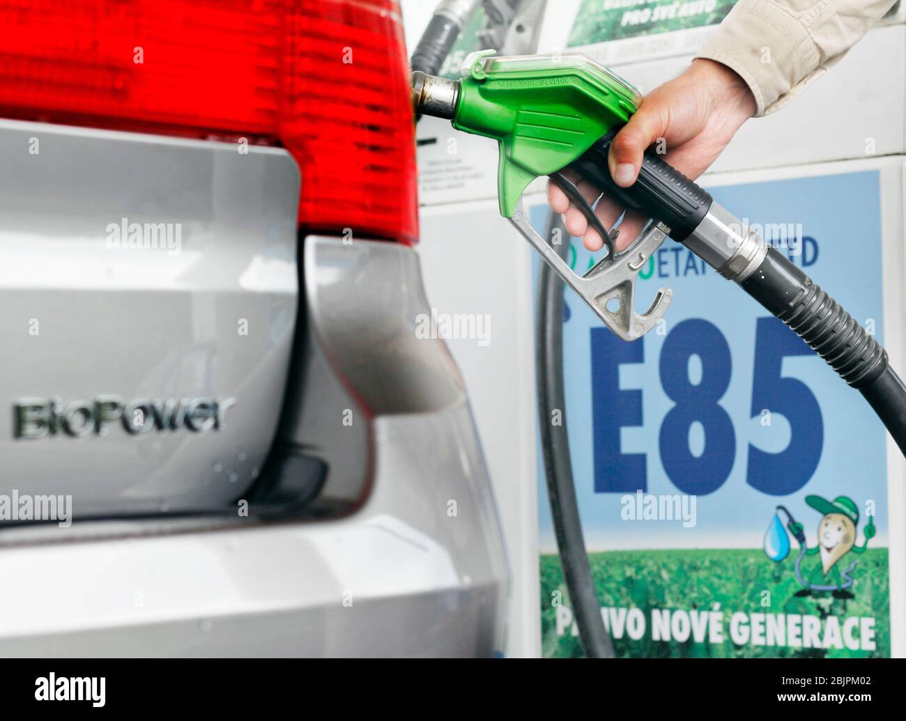 L'éthanol (alcool) est en train d'être ravitaillé dans la voiture de tourisme biotour Saab 95 à la station-service offrant vert, écologique, puissance, carburant à Mlada Bole Banque D'Images