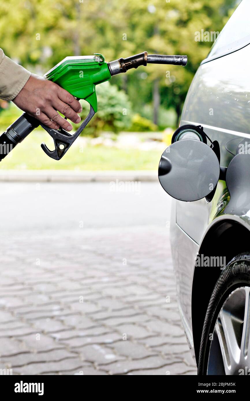 L'éthanol (alcool) est en train d'être ravitaillé dans la voiture de tourisme biotour Saab 95 à la station-service offrant vert, écologique, puissance, carburant à Mlada Bole Banque D'Images