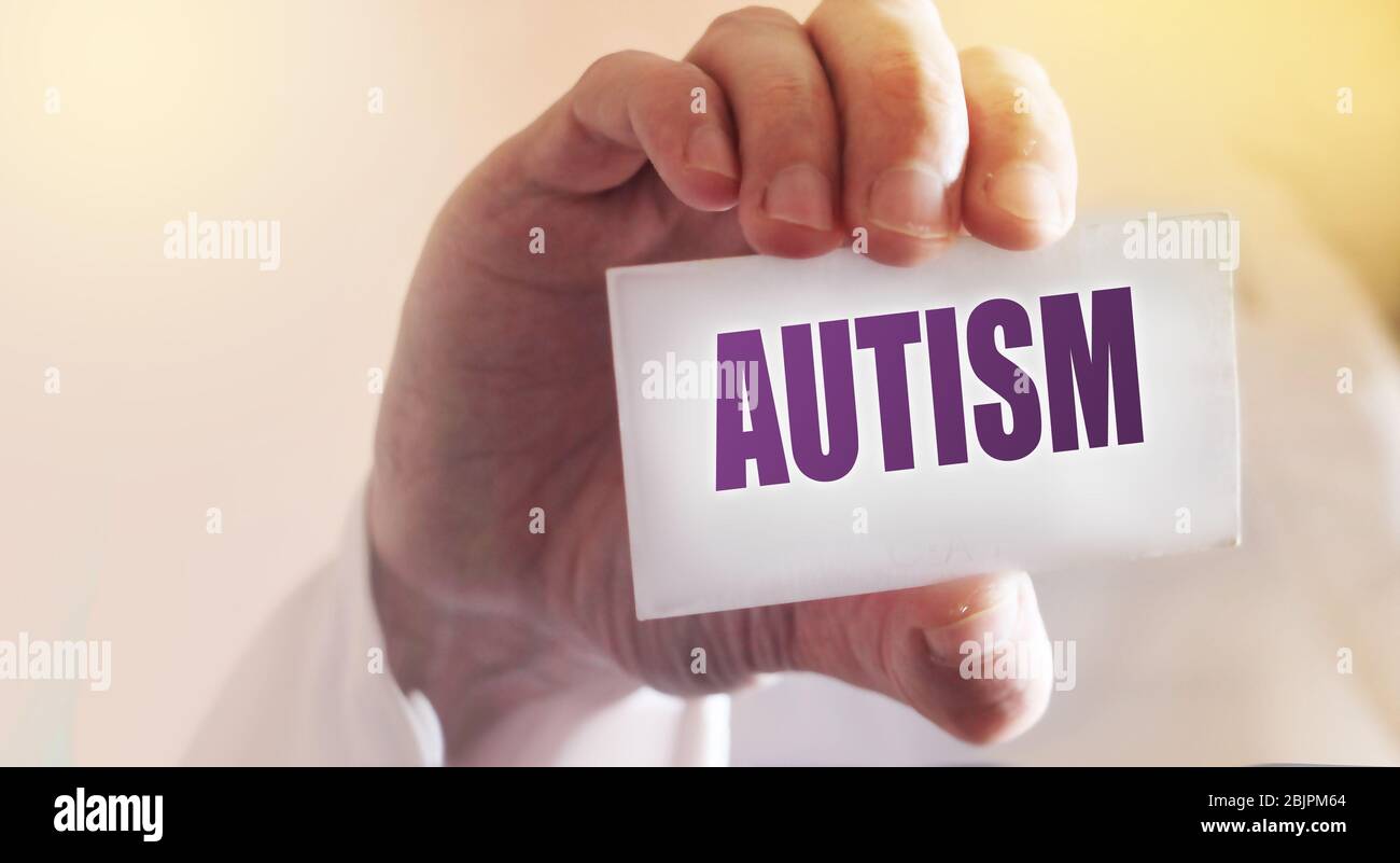 Le médecin garde une carte avec le nom du diagnostic - autisme. Mise au point sélective. Concept médical Banque D'Images