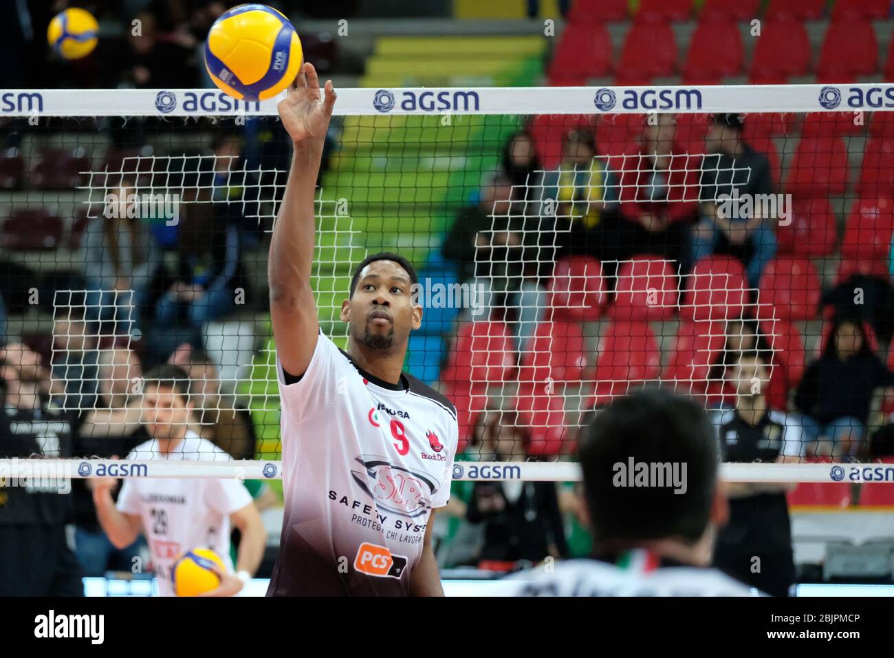 Vérone, Italie. 1 janvier 2020. Verona, Italie, AGSM Forumâ‚''¹, 01 Jan 2020, Wilfredo Leon Venero (9) Sir Lasécurité Conad Pérouse pendant - - crédit: LM/Roberto Tommasini crédit: Roberto Tommasini/LPS/ZUMA Wire/Alay Live News Banque D'Images