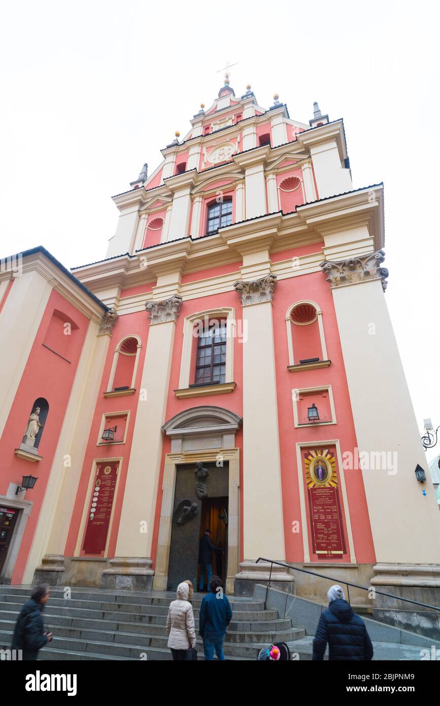 VARSOVIE, POLOGNE - 24 DÉCEMBRE 2018 : Église notre Dame de grâce construite entre 1609 et 1626. Pendant le soulèvement de Varsovie en 1944, il fut brûlé et destroye Banque D'Images