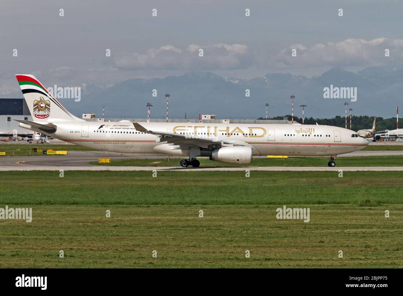 A6-AFE Etihad Airways Airbus A330-343 à Malpensa (MXP / LIMC), Milan, Italie Banque D'Images