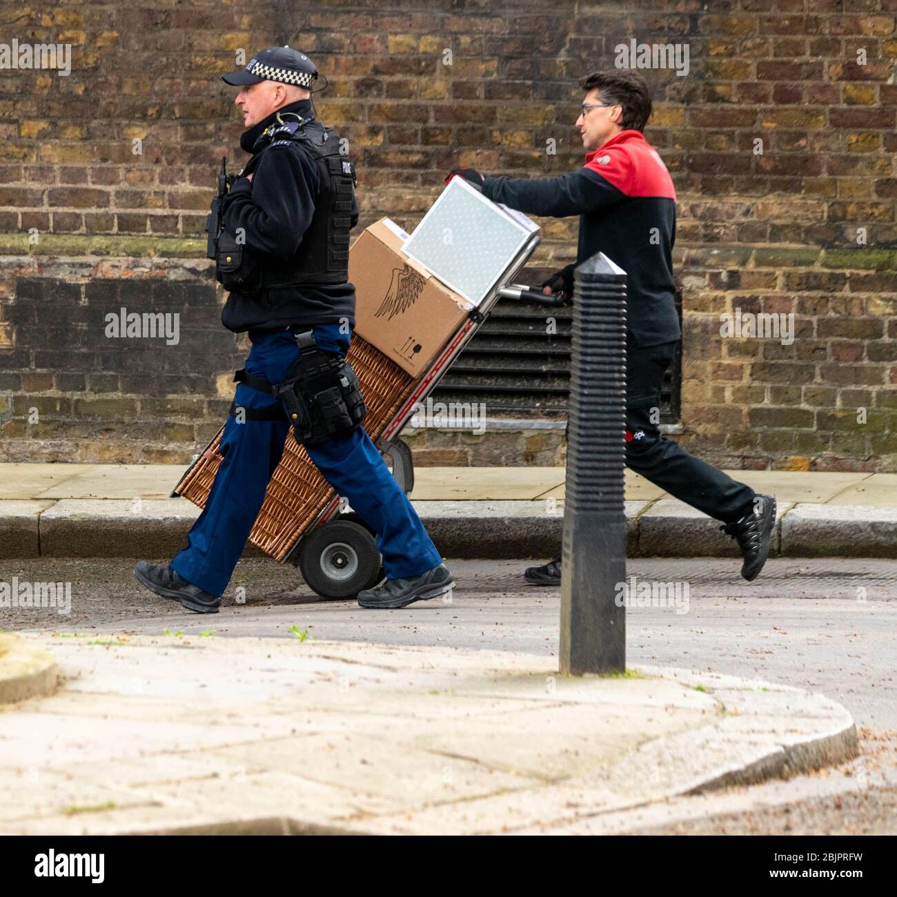 Londres, Royaume-Uni. 30 avril 2020. Un panier Fortnum et Mason arrive au 10 Downing Street, Londres sous escorte de police crédit: Ian Davidson/Alay Live News Banque D'Images