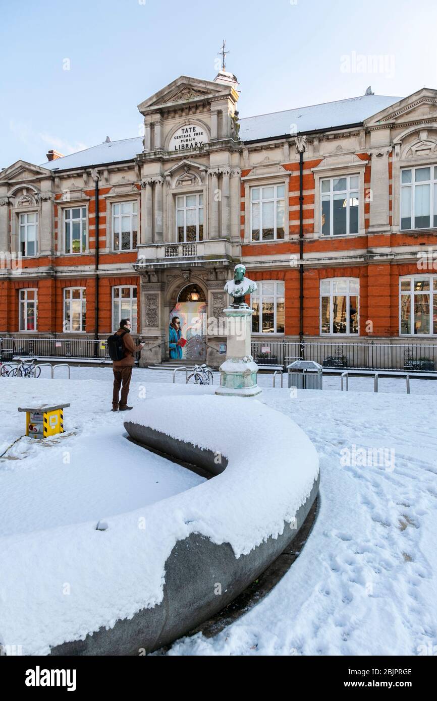 Windrush Square et la bibliothèque Tate dans la neige, Brixton, Londres Banque D'Images