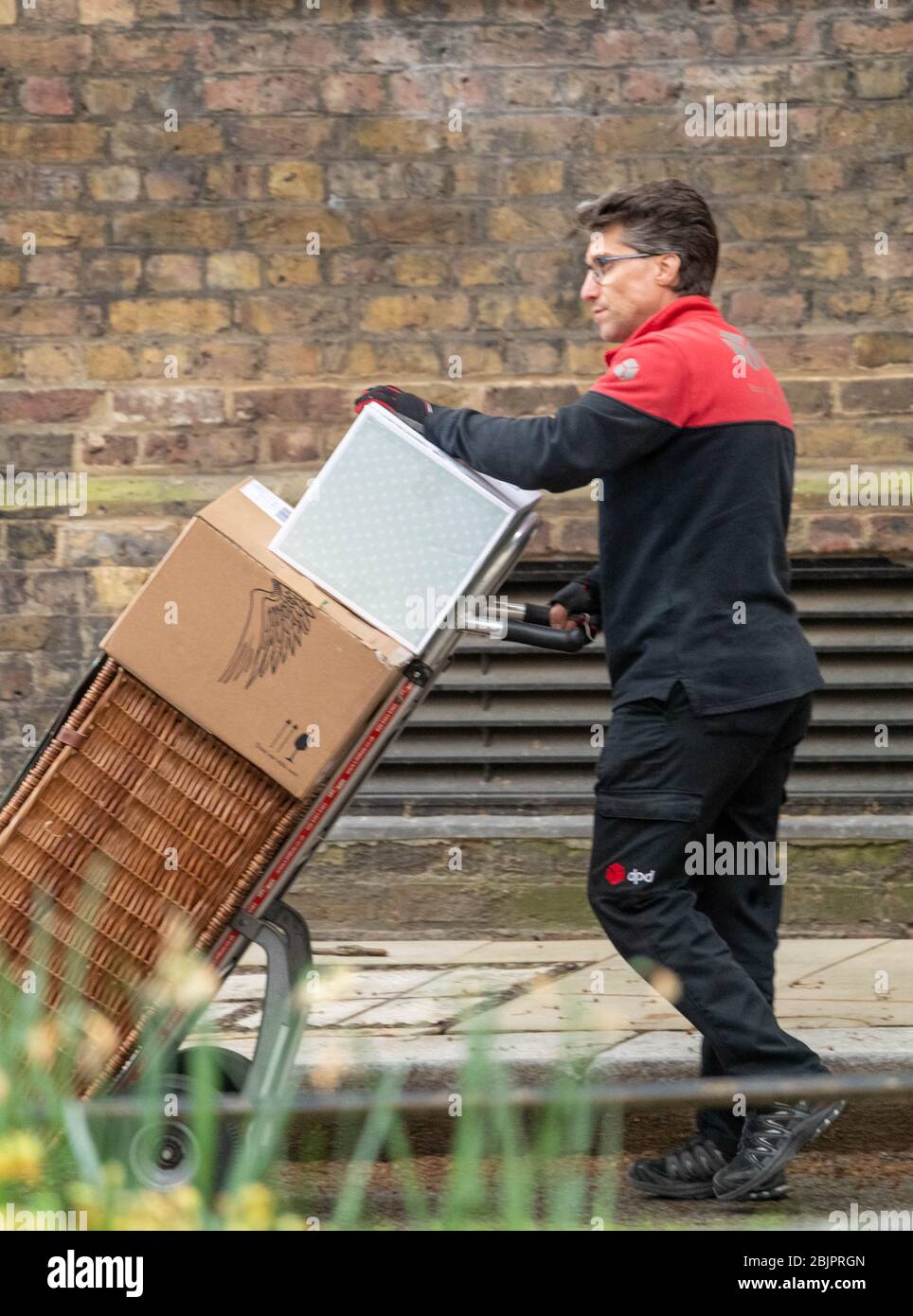 Londres, Royaume-Uni. 30 avril 2020. Un panier Fortnum et Mason arrive au 10 Downing Street, Londres Credit: Ian Davidson/Alay Live News Banque D'Images